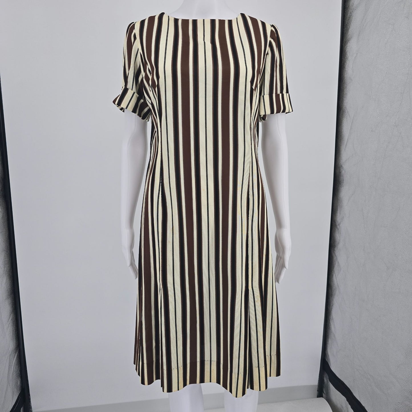 Vintage 1970s Brown/Cream/Black Mod Op Art Vertical Striped Shift Dress (M)