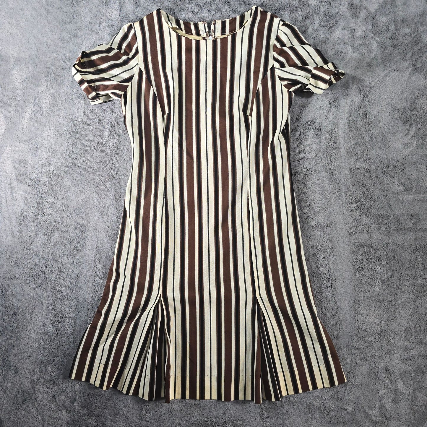 Vintage 1970s Brown/Cream/Black Mod Op Art Vertical Striped Shift Dress (M)