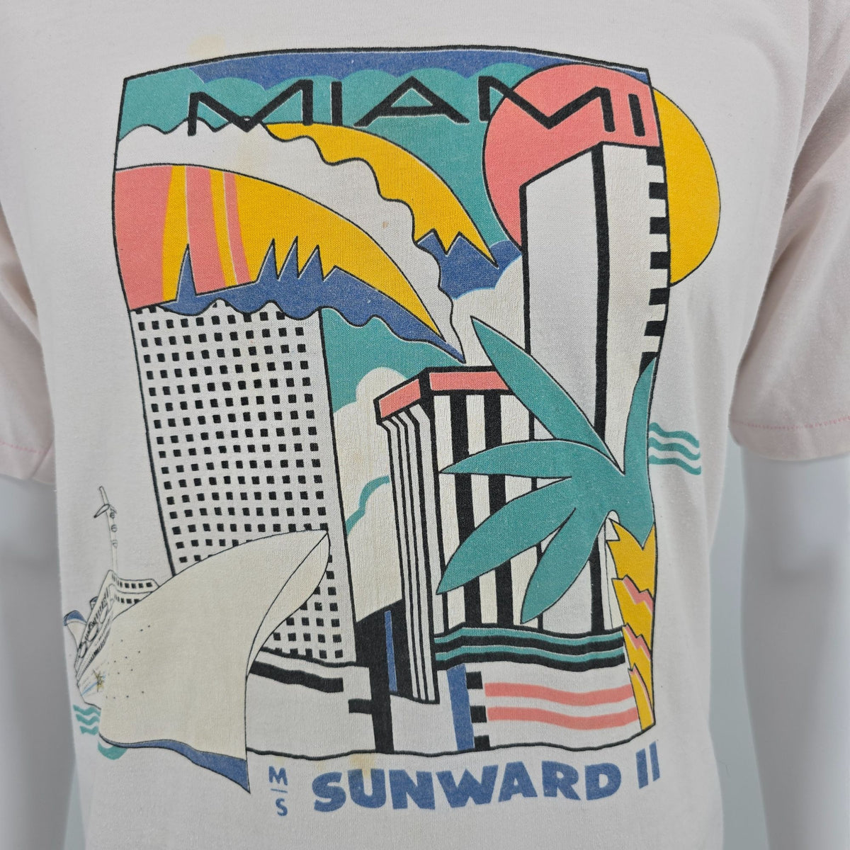 Distressed Vintage 1980s Cal Cru Miami M/S Sunward II Cruise Ship T-Shirt (L)