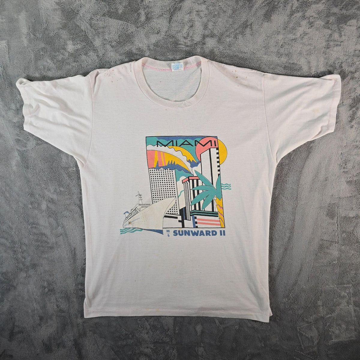 Distressed Vintage 1980s Cal Cru Miami M/S Sunward II Cruise Ship T-Shirt (L)