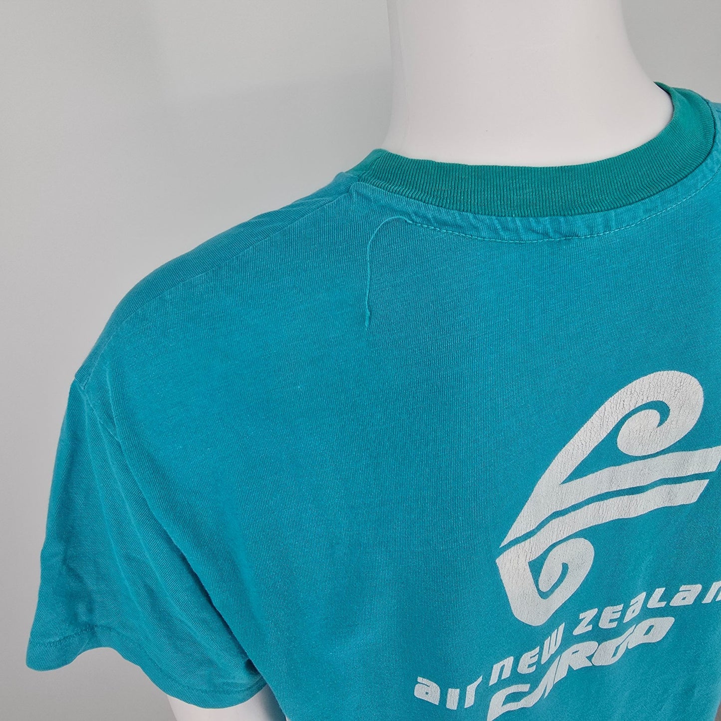Vintage 1990s Hanes Beefy-T New Zealand Cargo Employee Pocket T-Shirt (L)