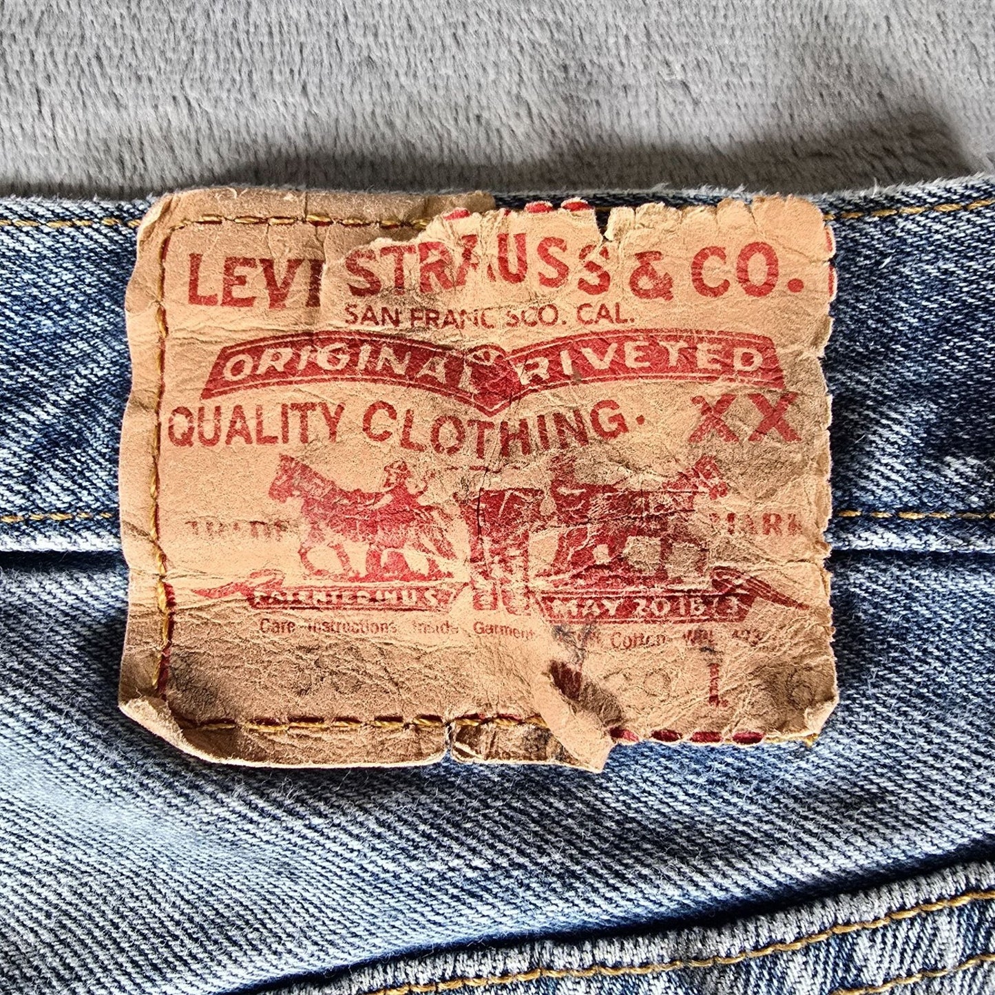 2008 Thrashed Levi's 501-0193 Medium Stonewash Denim Blue Jeans (28x36)