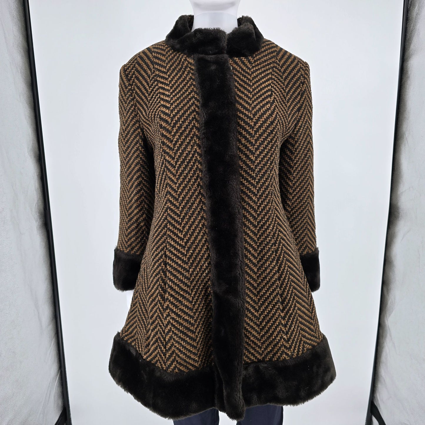 Vintage 1960s Unbranded Women's Chevron Tweed Fit & Flare Faux Fur Trim Coat (S)