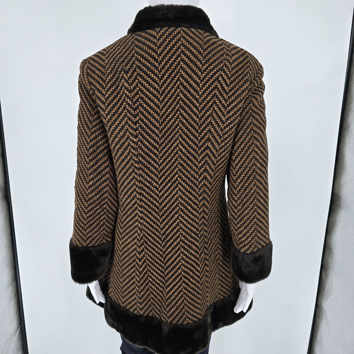 Vintage 1960s Unbranded Women's Chevron Tweed Fit & Flare Faux Fur Trim Coat (S)