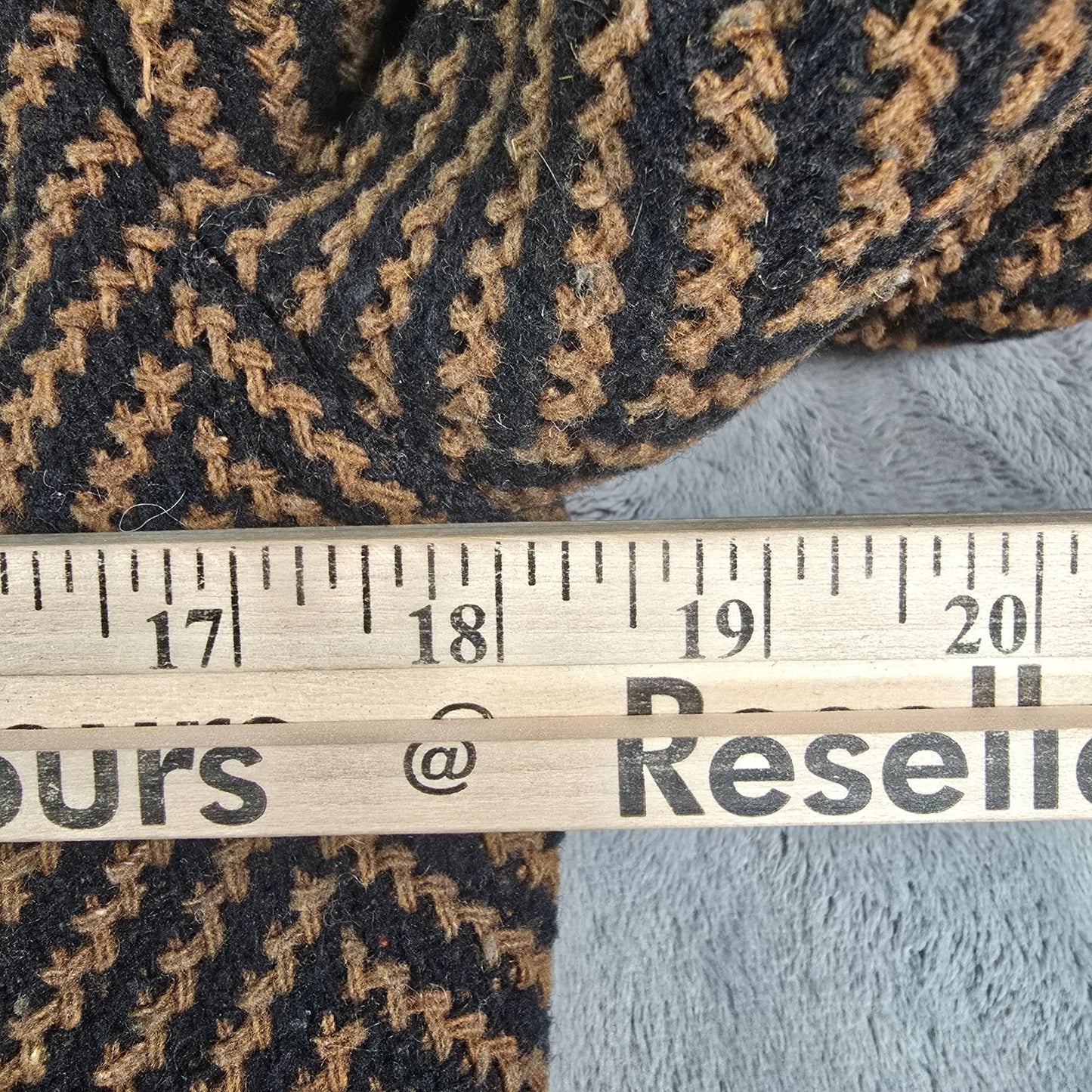 Vintage 1960s Unbranded Women's Chevron Tweed Fit & Flare Faux Fur Trim Coat (S)