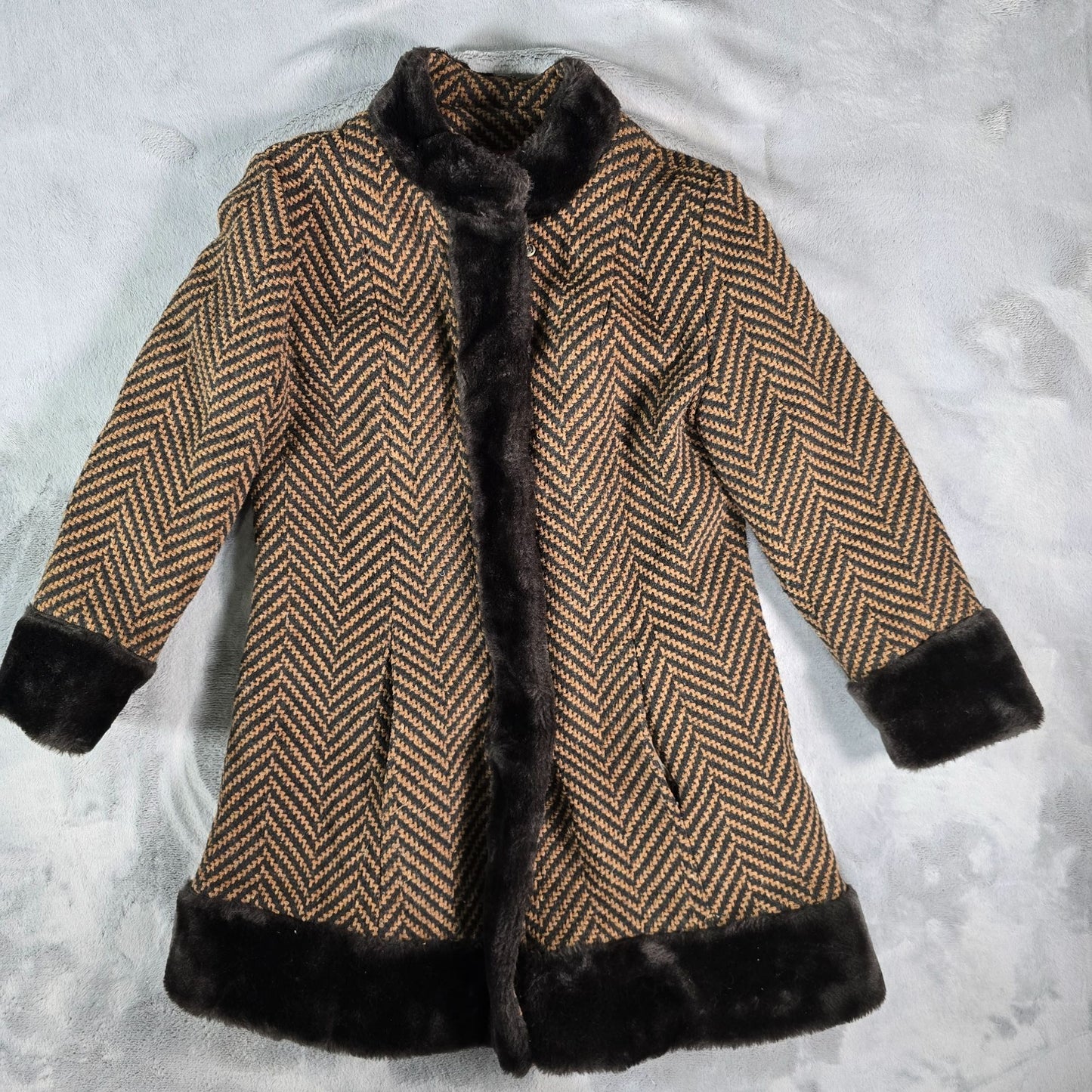 Vintage 1960s Unbranded Women's Chevron Tweed Fit & Flare Faux Fur Trim Coat (S)