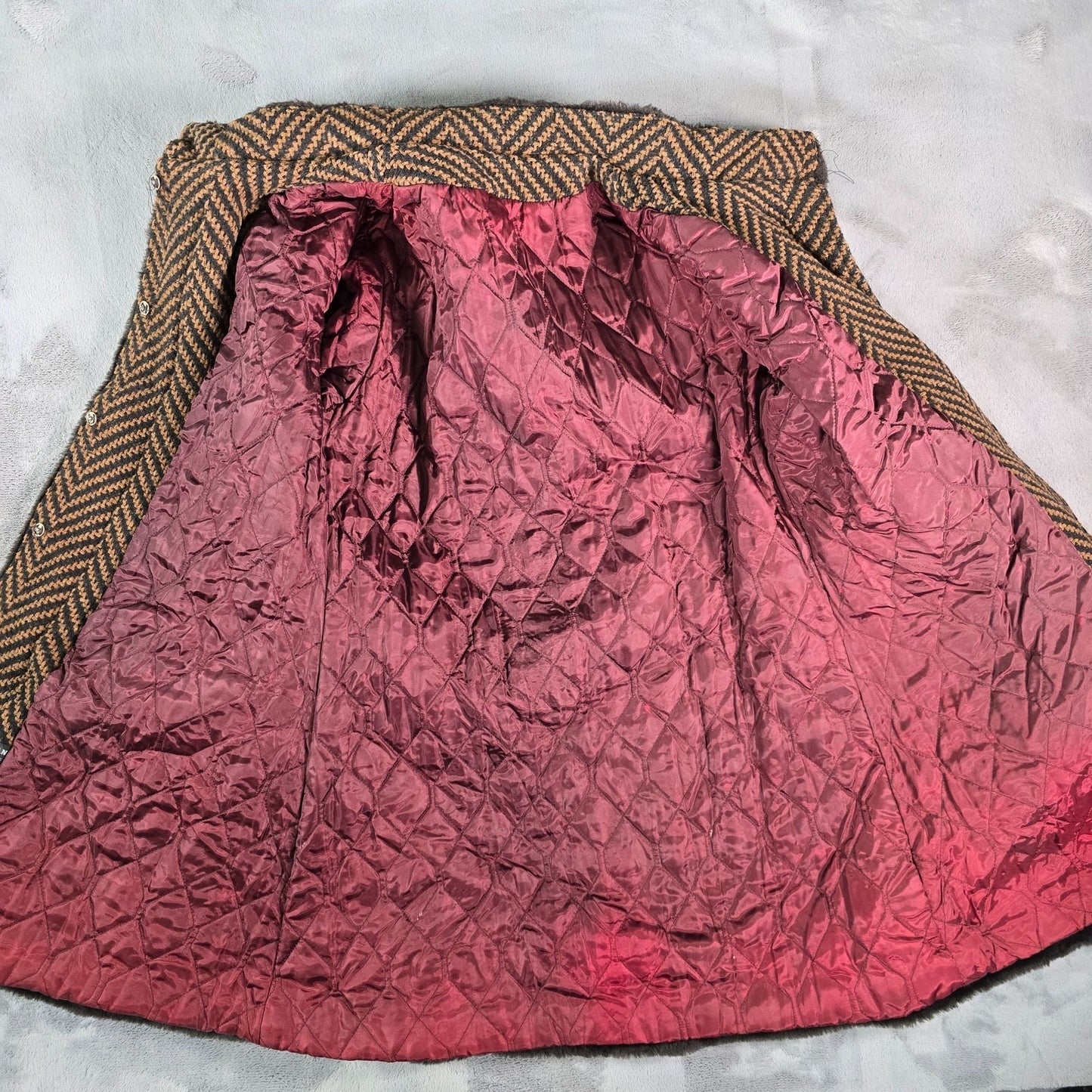 Vintage 1960s Unbranded Women's Chevron Tweed Fit & Flare Faux Fur Trim Coat (S)