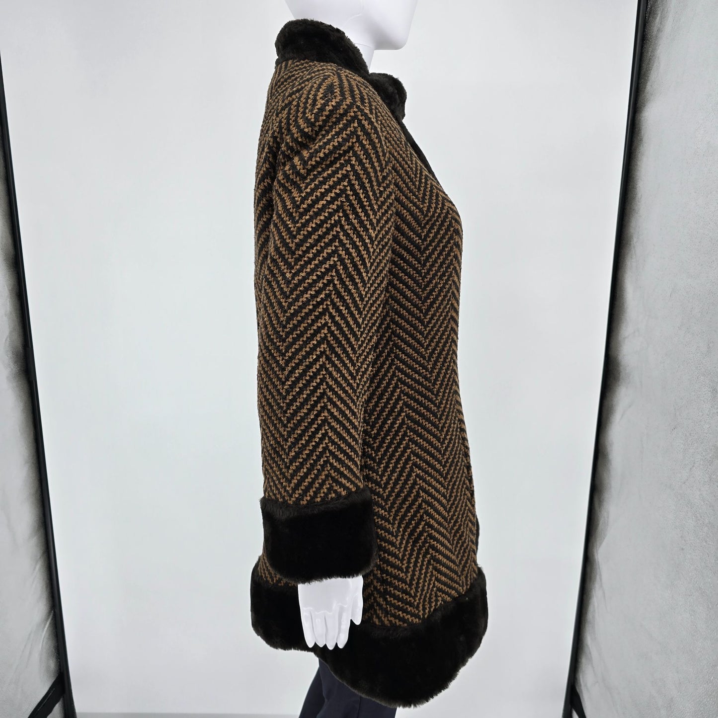 Vintage 1960s Unbranded Women's Chevron Tweed Fit & Flare Faux Fur Trim Coat (S)