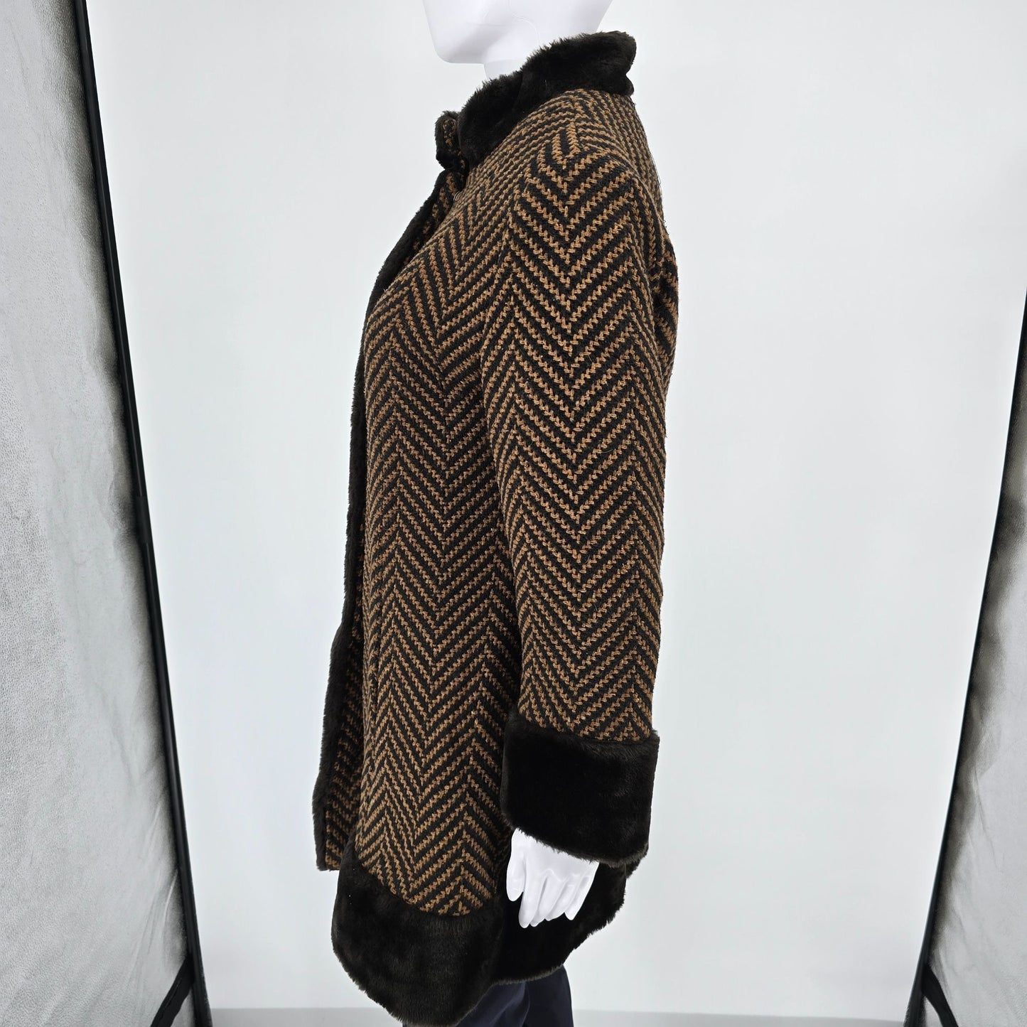 Vintage 1960s Unbranded Women's Chevron Tweed Fit & Flare Faux Fur Trim Coat (S)