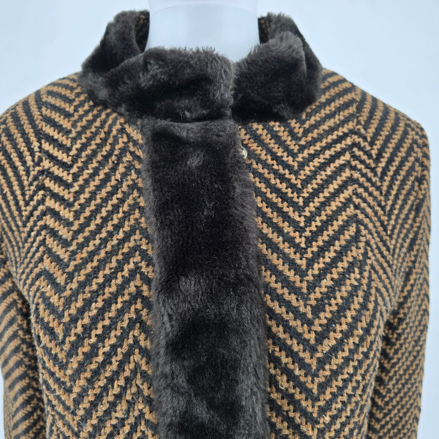Vintage 1960s Unbranded Women's Chevron Tweed Fit & Flare Faux Fur Trim Coat (S)