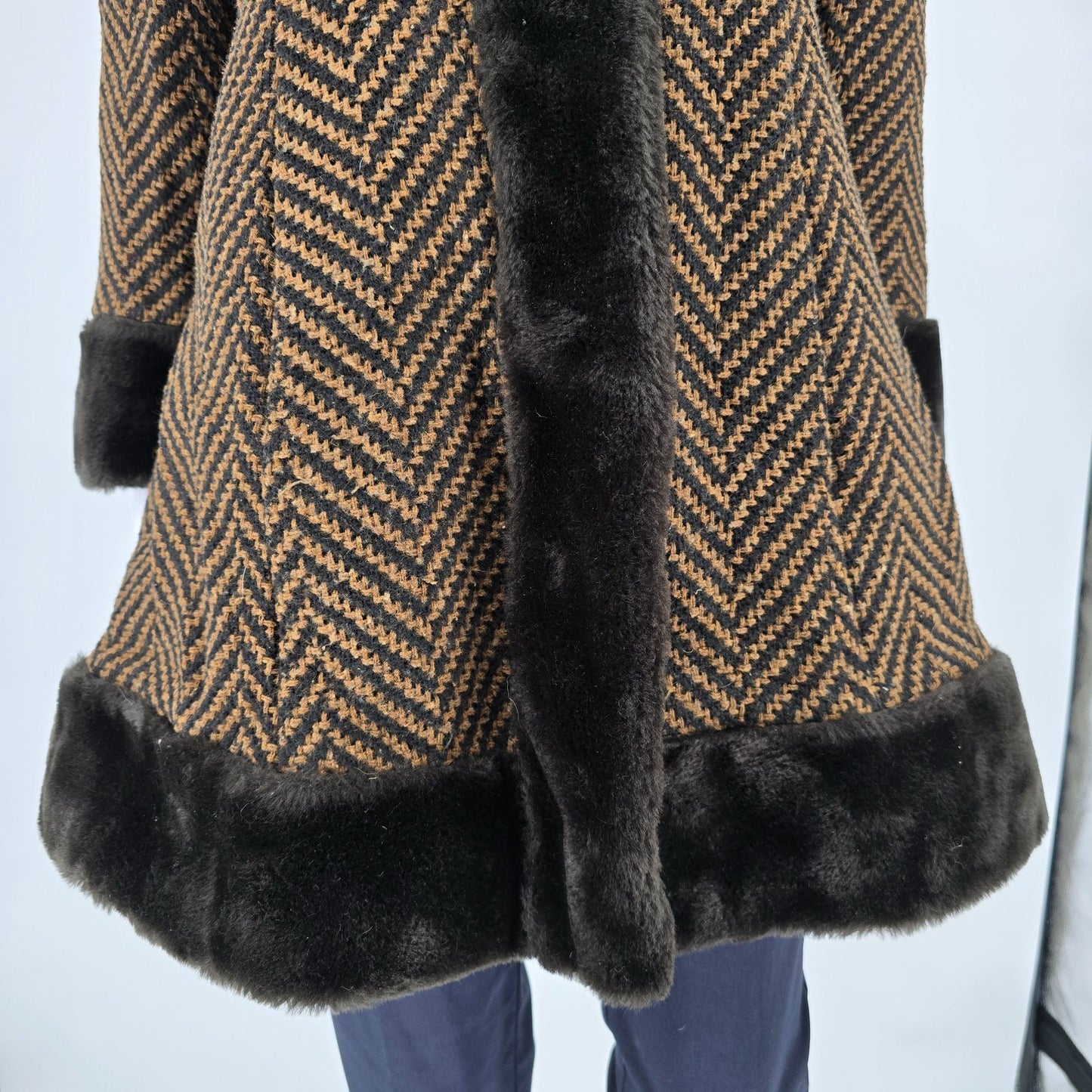 Vintage 1960s Unbranded Women's Chevron Tweed Fit & Flare Faux Fur Trim Coat (S)