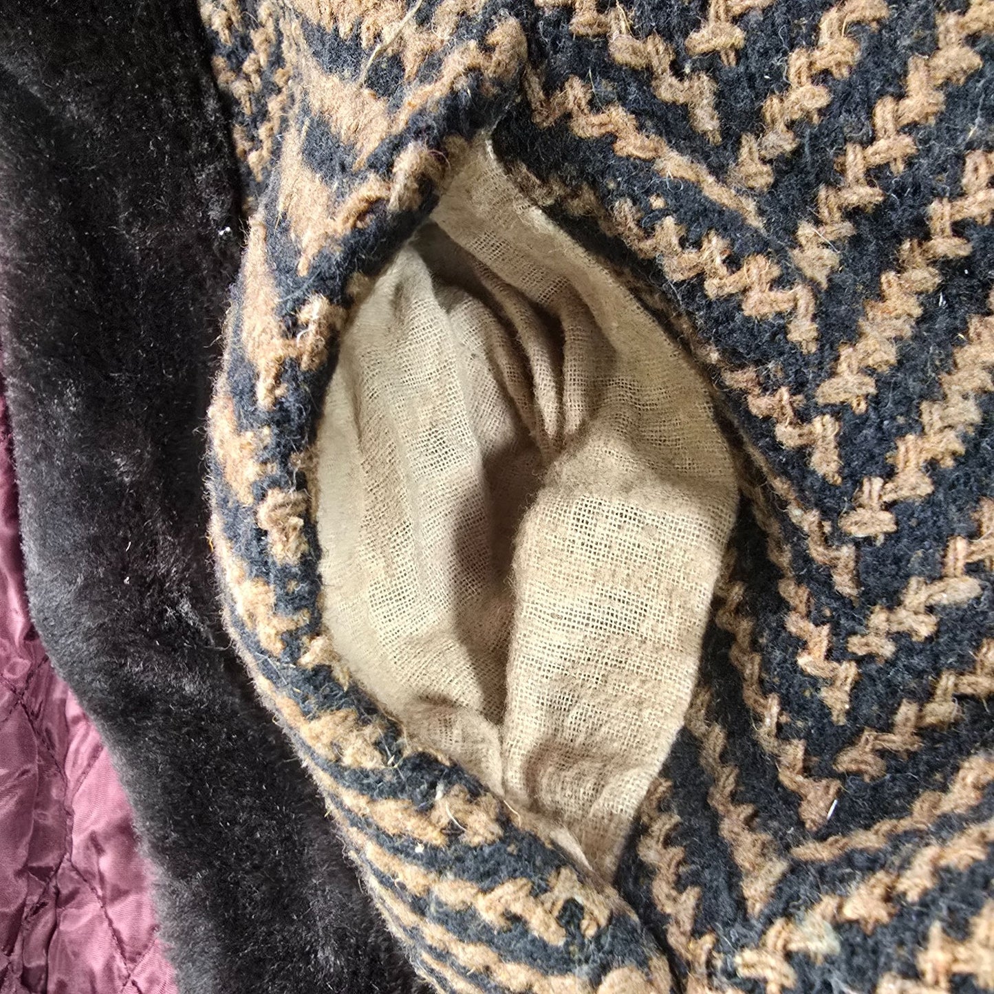 Vintage 1960s Unbranded Women's Chevron Tweed Fit & Flare Faux Fur Trim Coat (S)