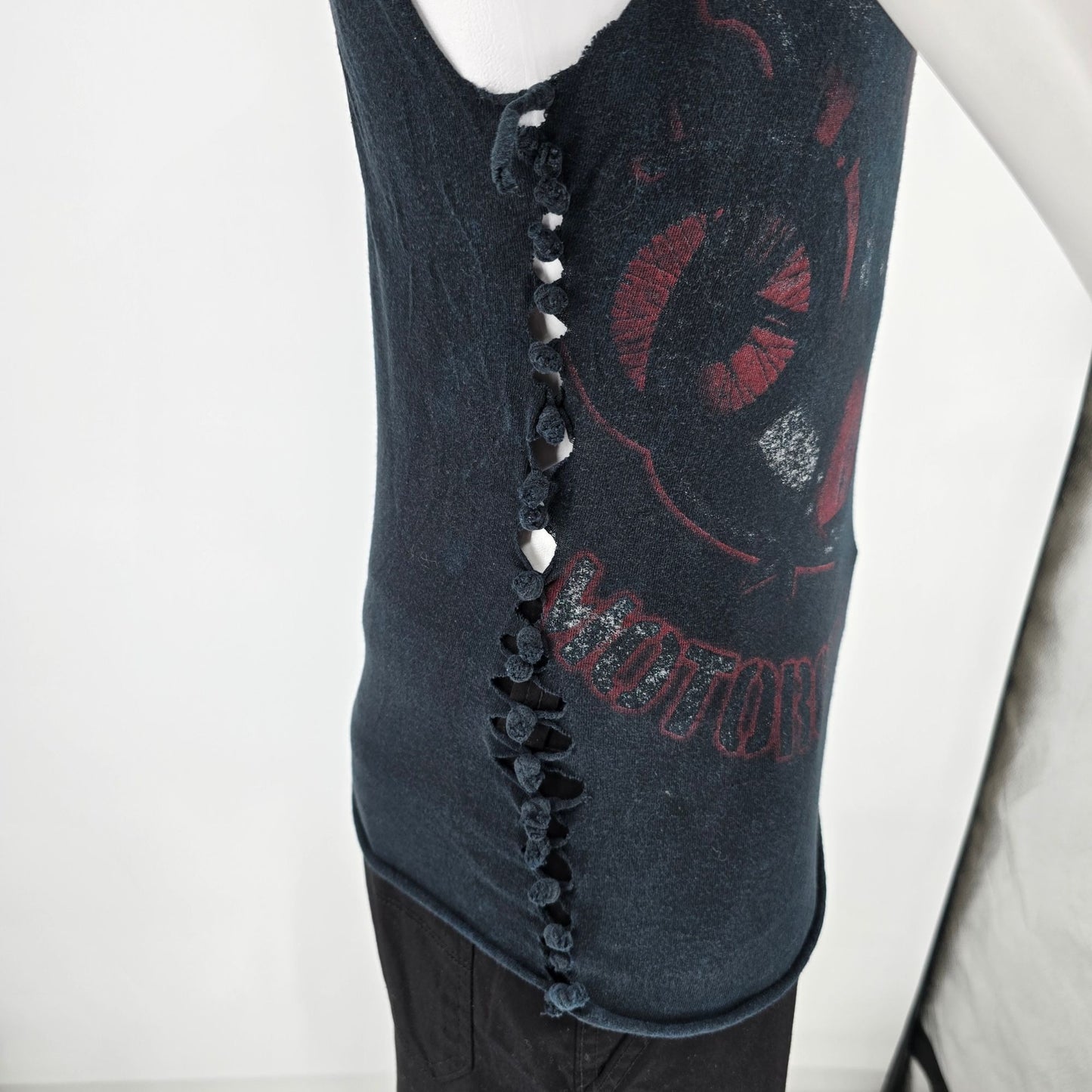 Distressed 2010s New York Motorcycle Club DIY Knotted Side Cut Tank Top (XS/S)