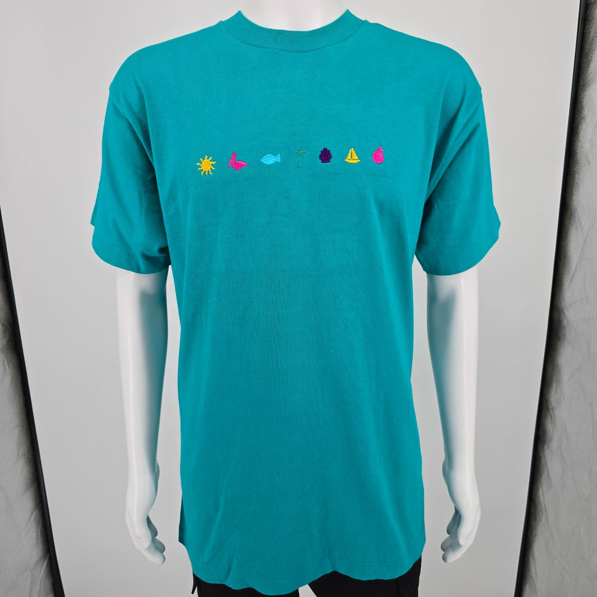 Vintage 1990s Fruit of the Loom Maui Hawaii Embroidered Beach Icon T-Shirt (XL)