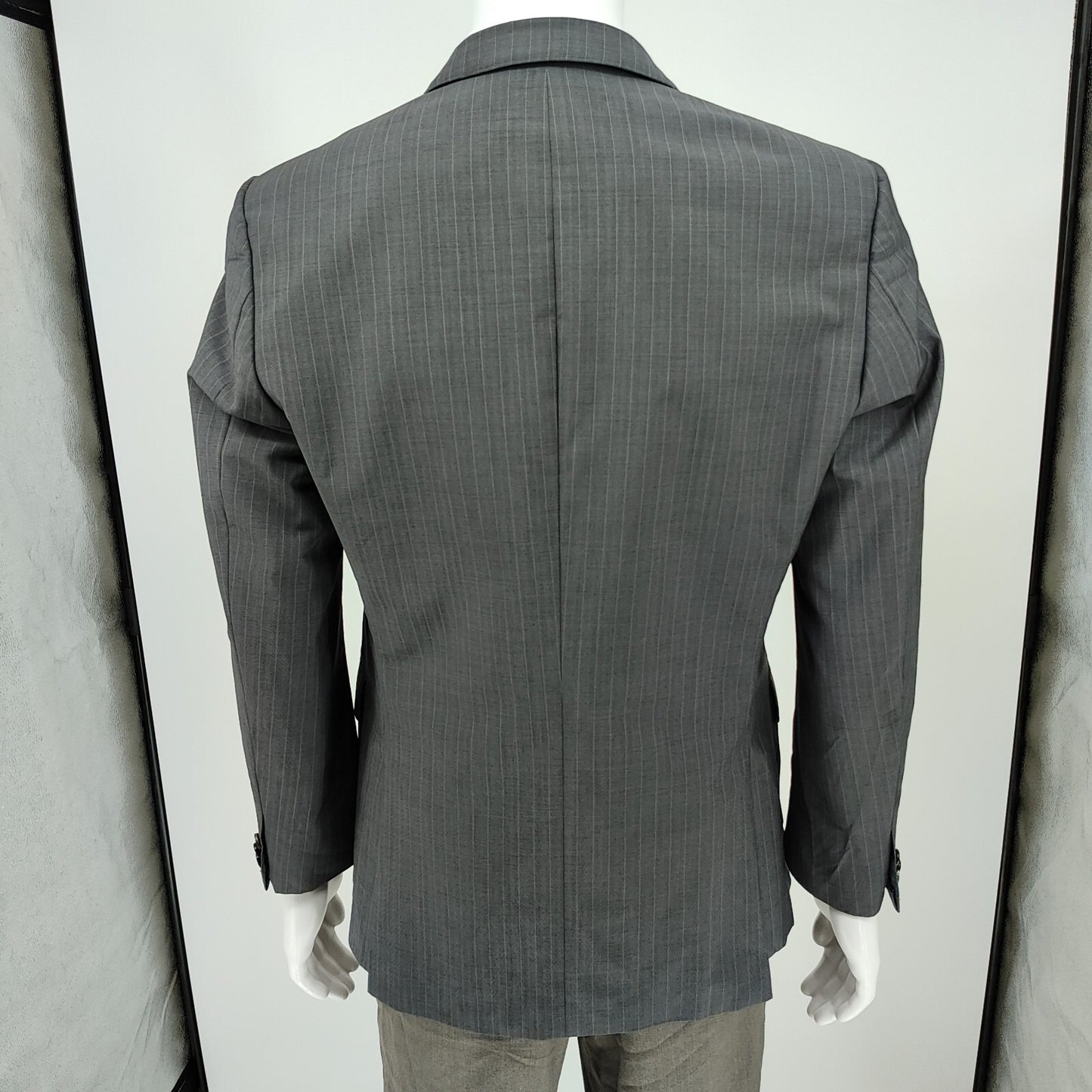 Boss Hugo Boss The James4/Sharp6 Gray with Blue Chalk Stripes Suit Jacket (38R)
