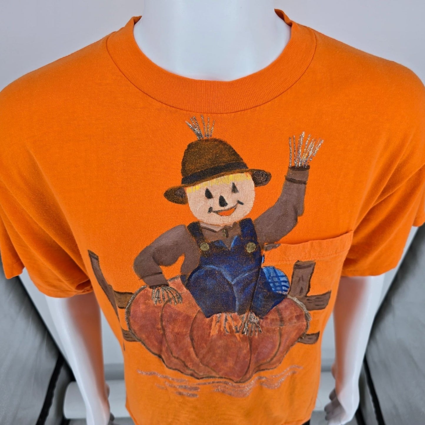 Vintage 1990s Orange Scarecrow & Pumpkin Fall/Halloween Pocket T-Shirt (XL/XXL)