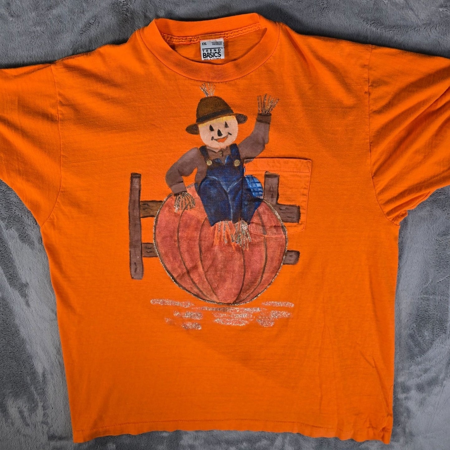 Vintage 1990s Orange Scarecrow & Pumpkin Fall/Halloween Pocket T-Shirt (XL/XXL)