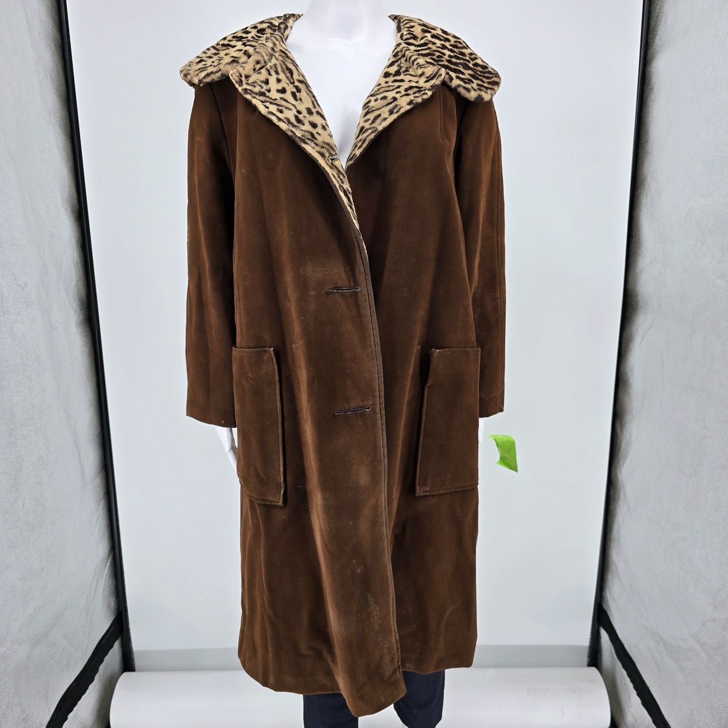 Vintage 1960s Brown Velveteen Coat w/ Leopard Print Faux Fur Lining (L) *Fair