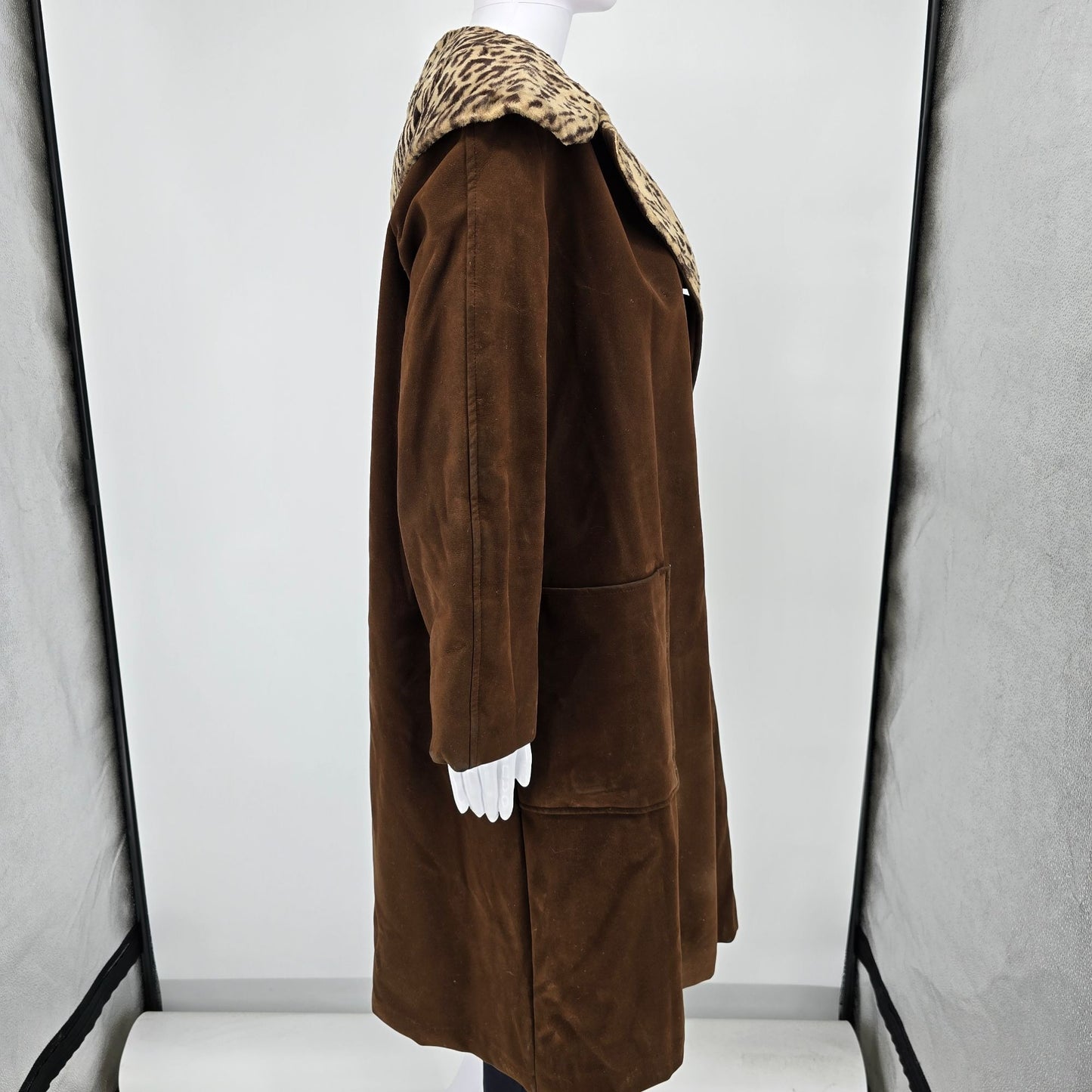 Vintage 1960s Brown Velveteen Coat w/ Leopard Print Faux Fur Lining (L) *Fair
