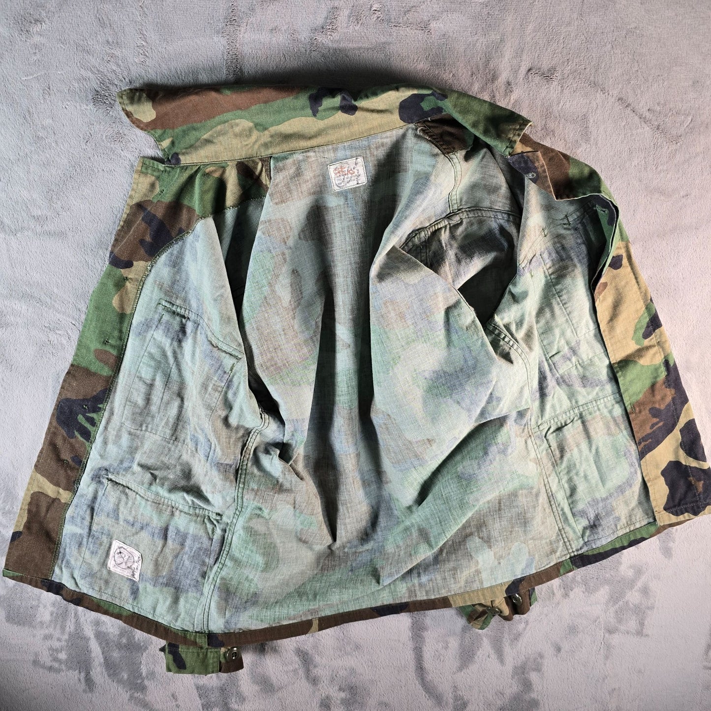 Vintage 1982 U.S. Army Woodland BDU Camouflage Combat Jacket (Small Short)