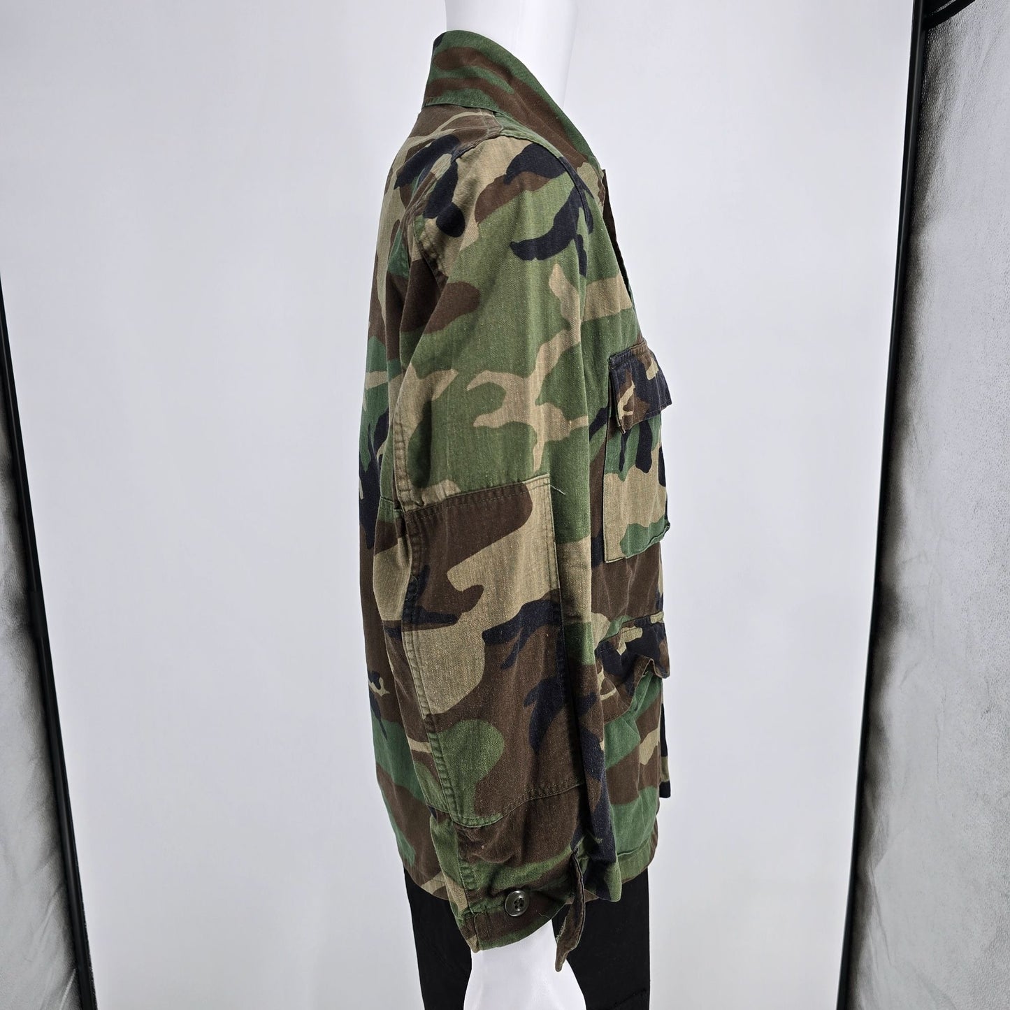 Vintage 1982 U.S. Army Woodland BDU Camouflage Combat Jacket (Small Short)