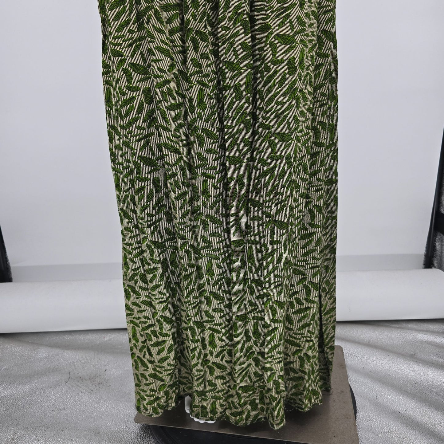 Vintage 1970s Green Leaf Print Cape Sleeve Floor Length Peasant Maxi Dress (M/L)