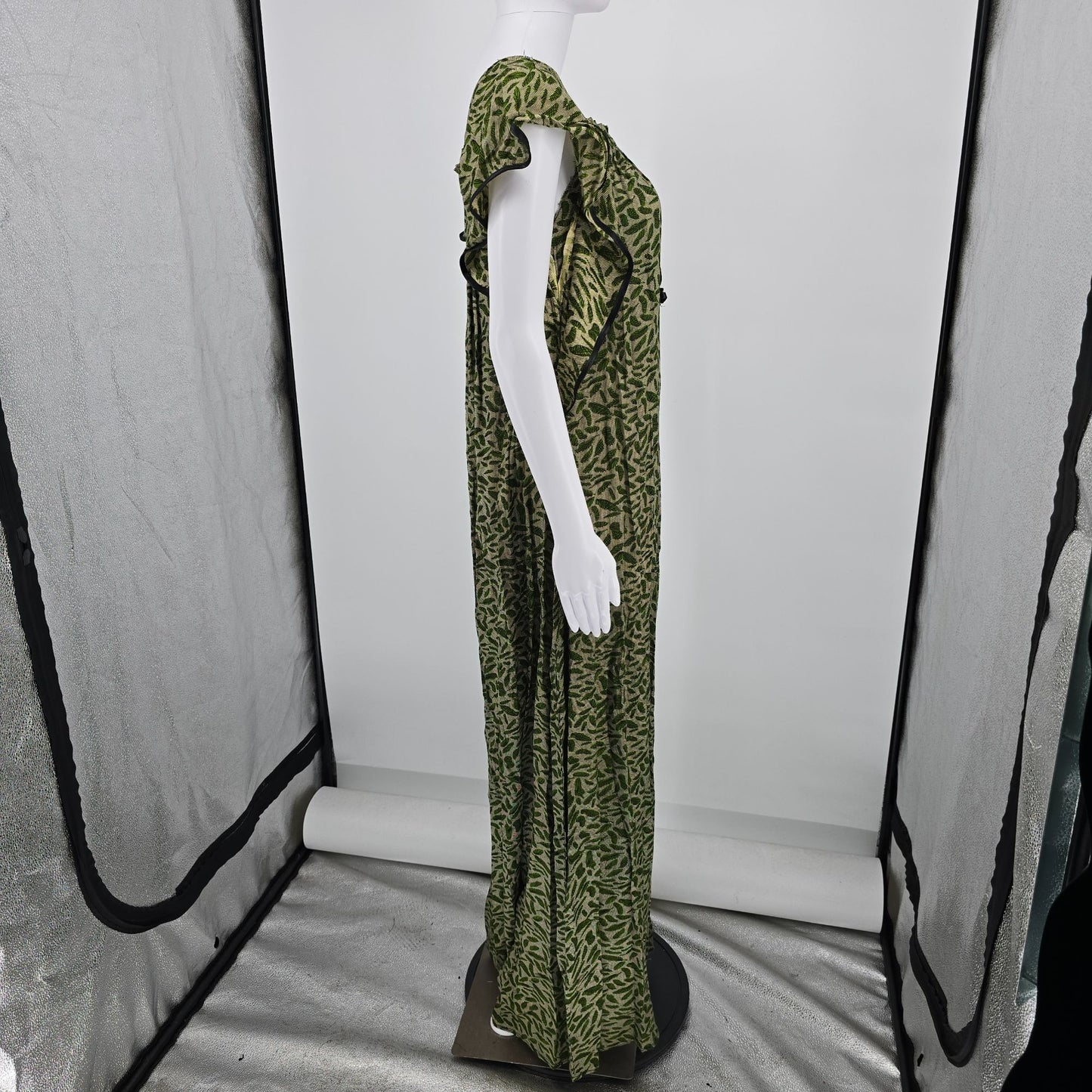 Vintage 1970s Green Leaf Print Cape Sleeve Floor Length Peasant Maxi Dress (M/L)
