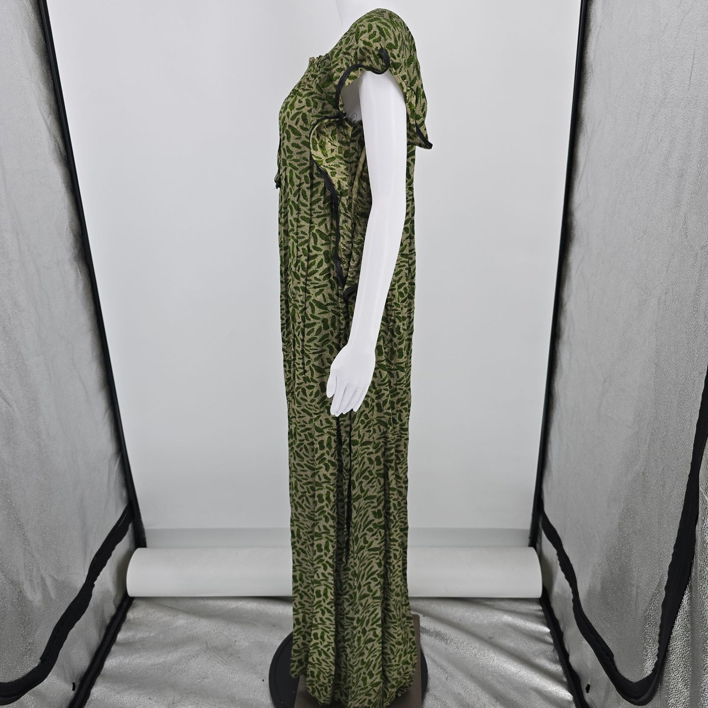 Vintage 1970s Green Leaf Print Cape Sleeve Floor Length Peasant Maxi Dress (M/L)
