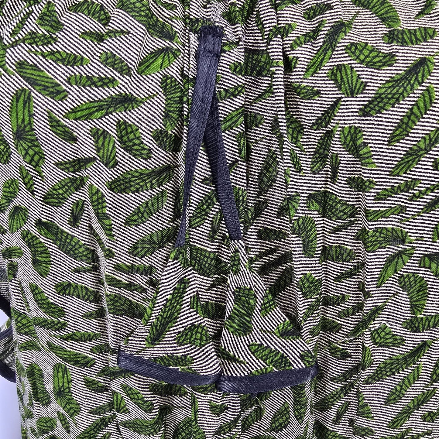 Vintage 1970s Green Leaf Print Cape Sleeve Floor Length Peasant Maxi Dress (M/L)