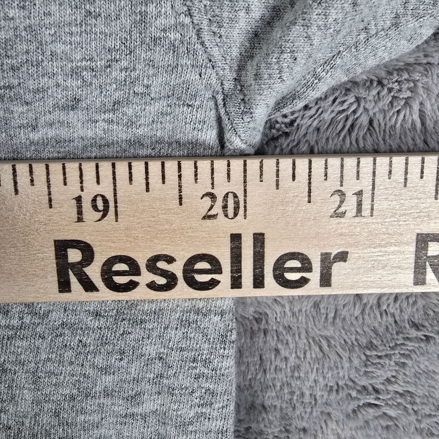 Distressed 2000s Fruit of the Loom Tagless Blank Gray Crewneck T-Shirt (M) *Fair