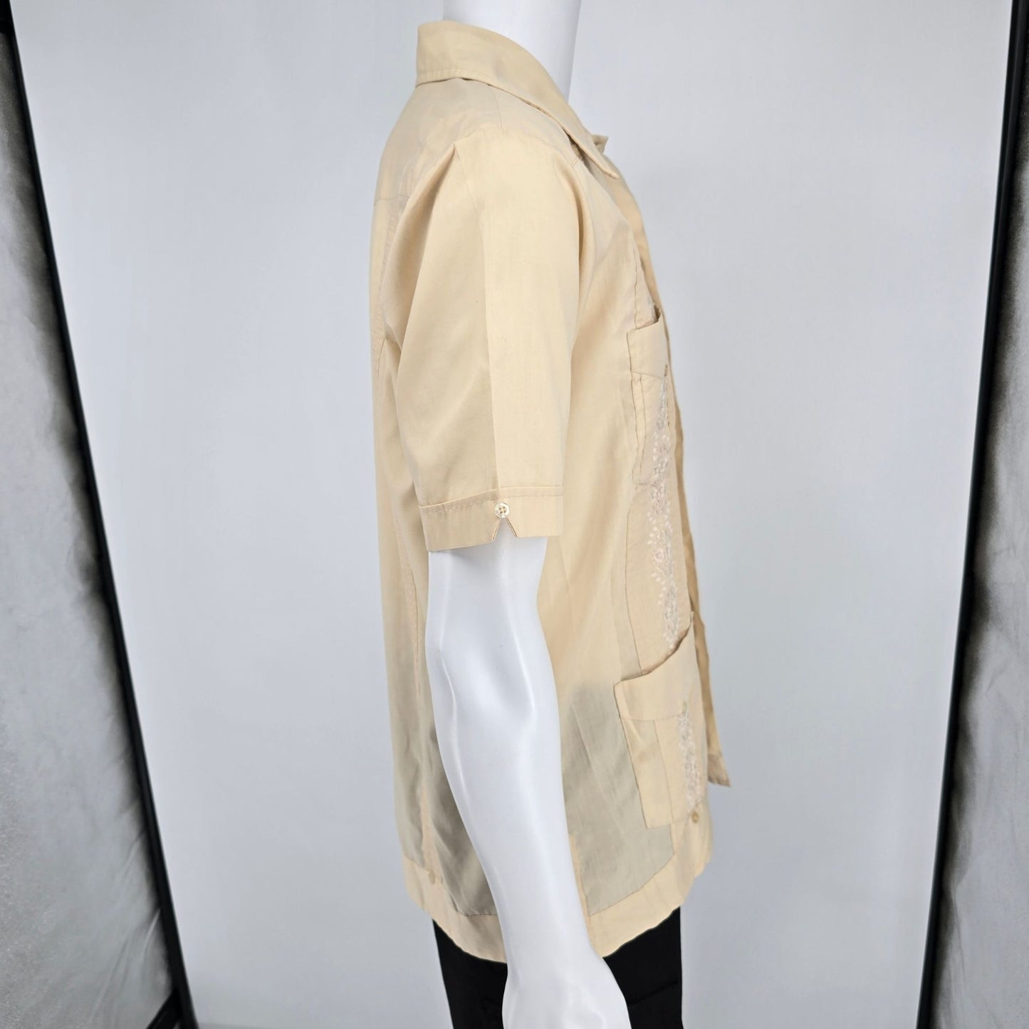Vintage 1970s Don Romeo Light Tan Four-Pocket Embroidered Guayabera Shirt (M)