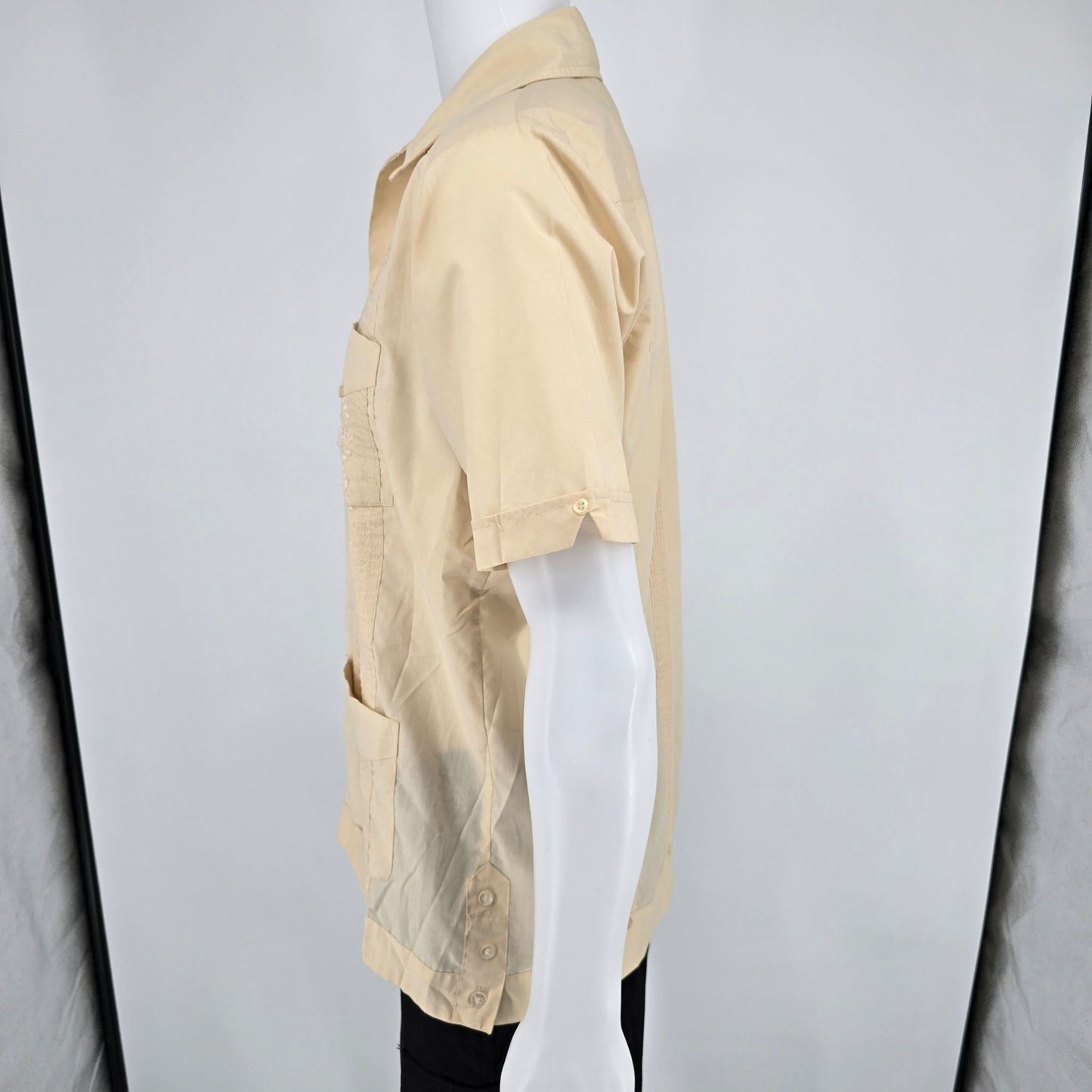 Vintage 1970s Don Romeo Light Tan Four-Pocket Embroidered Guayabera Shirt (M)