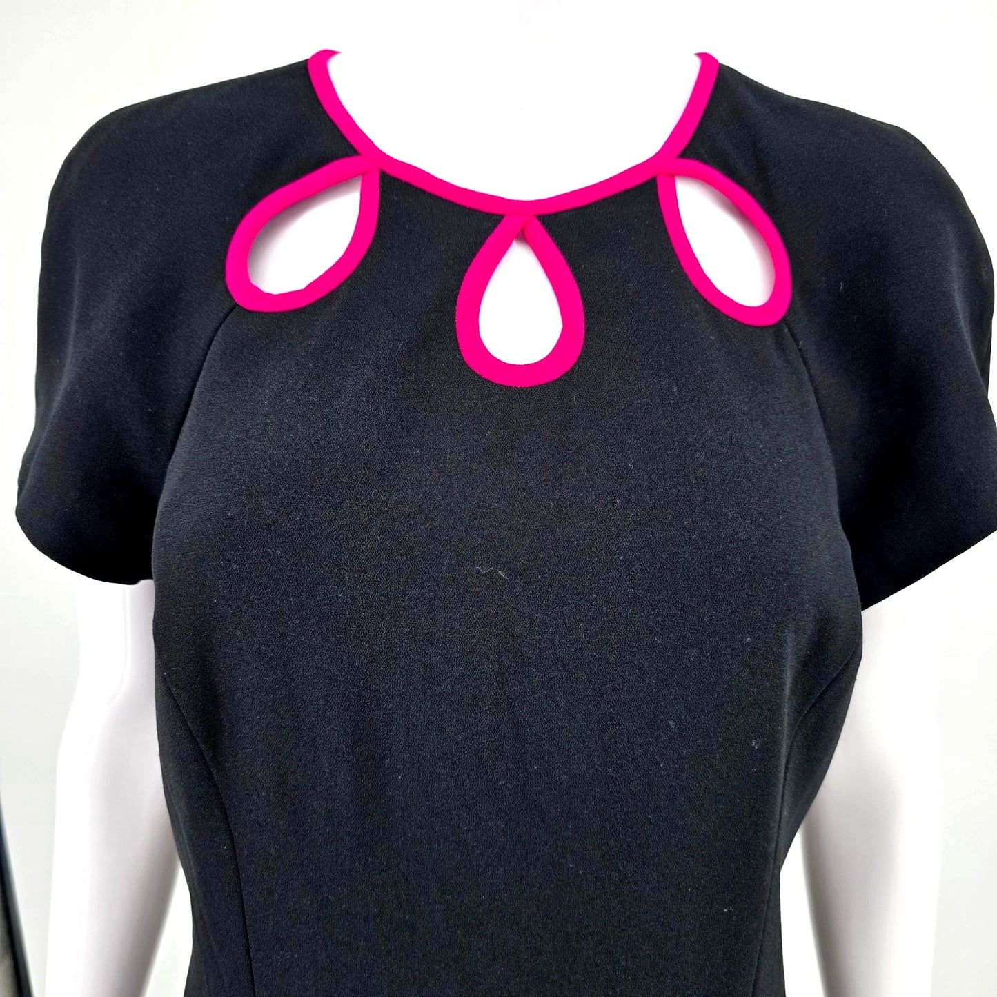 Vintage 1990s Liz Claiborne Petite Black/Pink Keyhole Trim Shift Dress (8P/M)