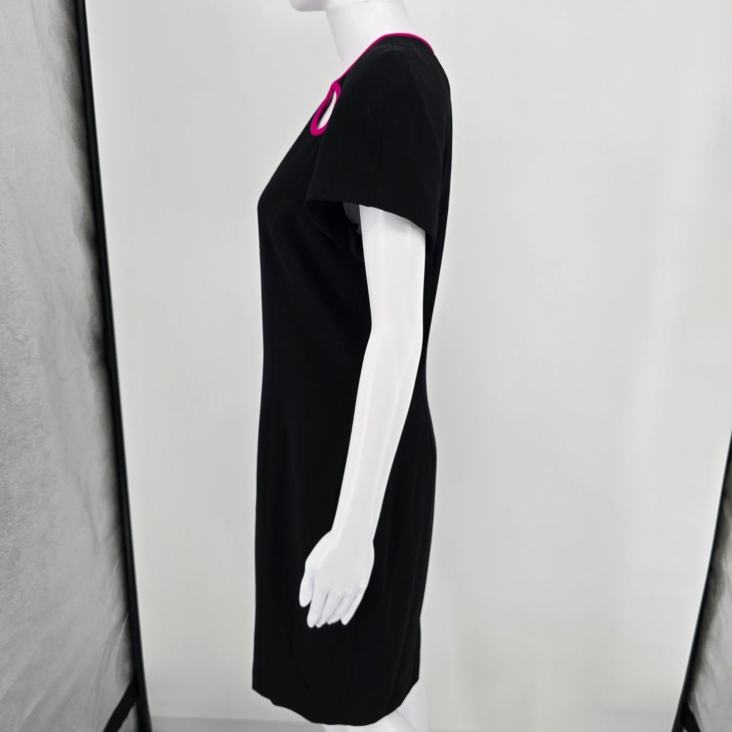 Vintage 1990s Liz Claiborne Petite Black/Pink Keyhole Trim Shift Dress (8P/M)