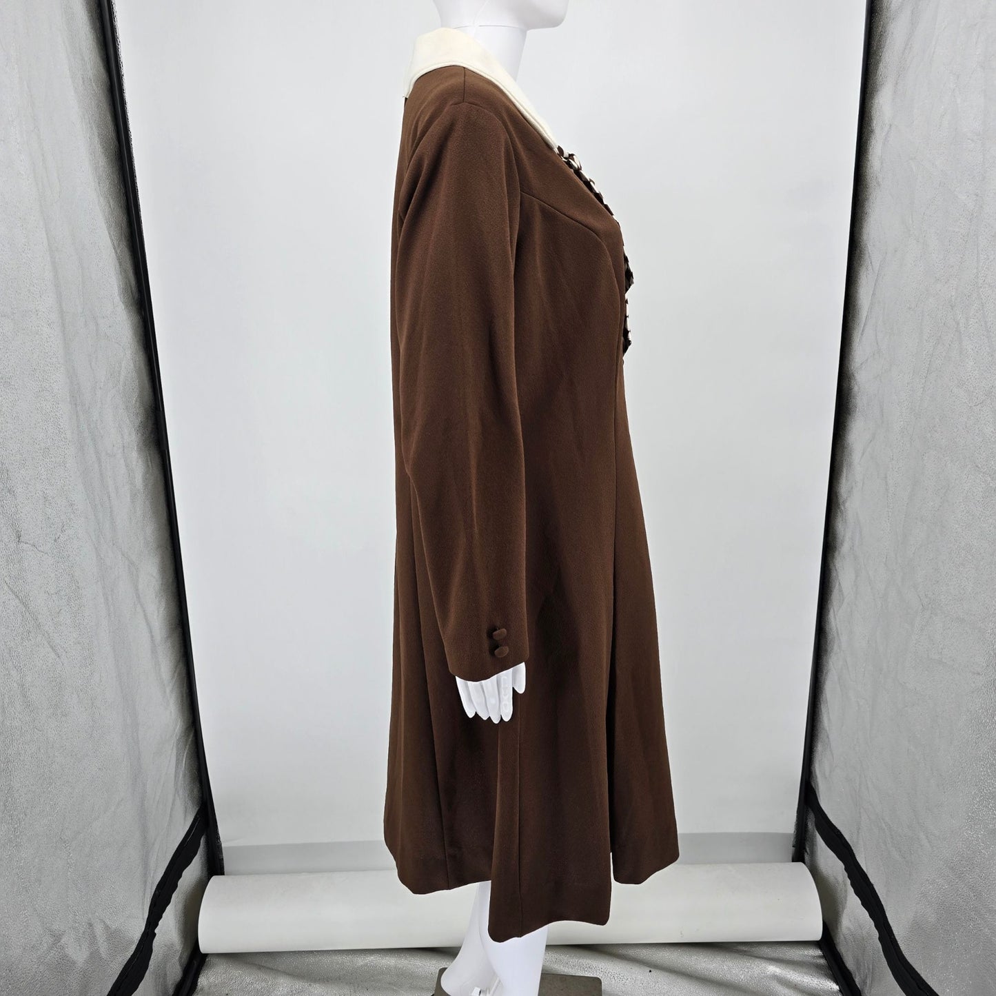 Eary 1970s Toni Todd Brown Collared Lavallière Secretary Day Dress (Size 14/L)