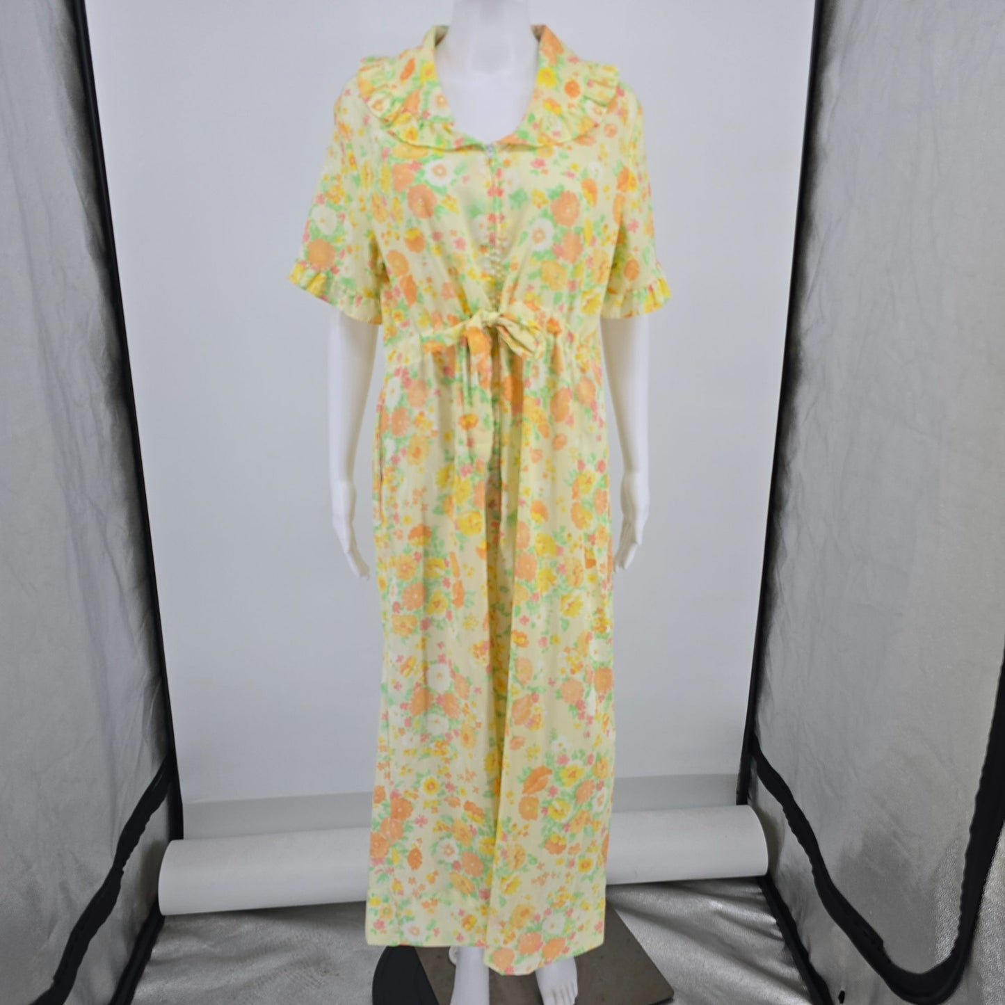 Vintage 1970s Yellow Floral ZIp Front Empire Waist House Dress/Hostess Robe (L)
