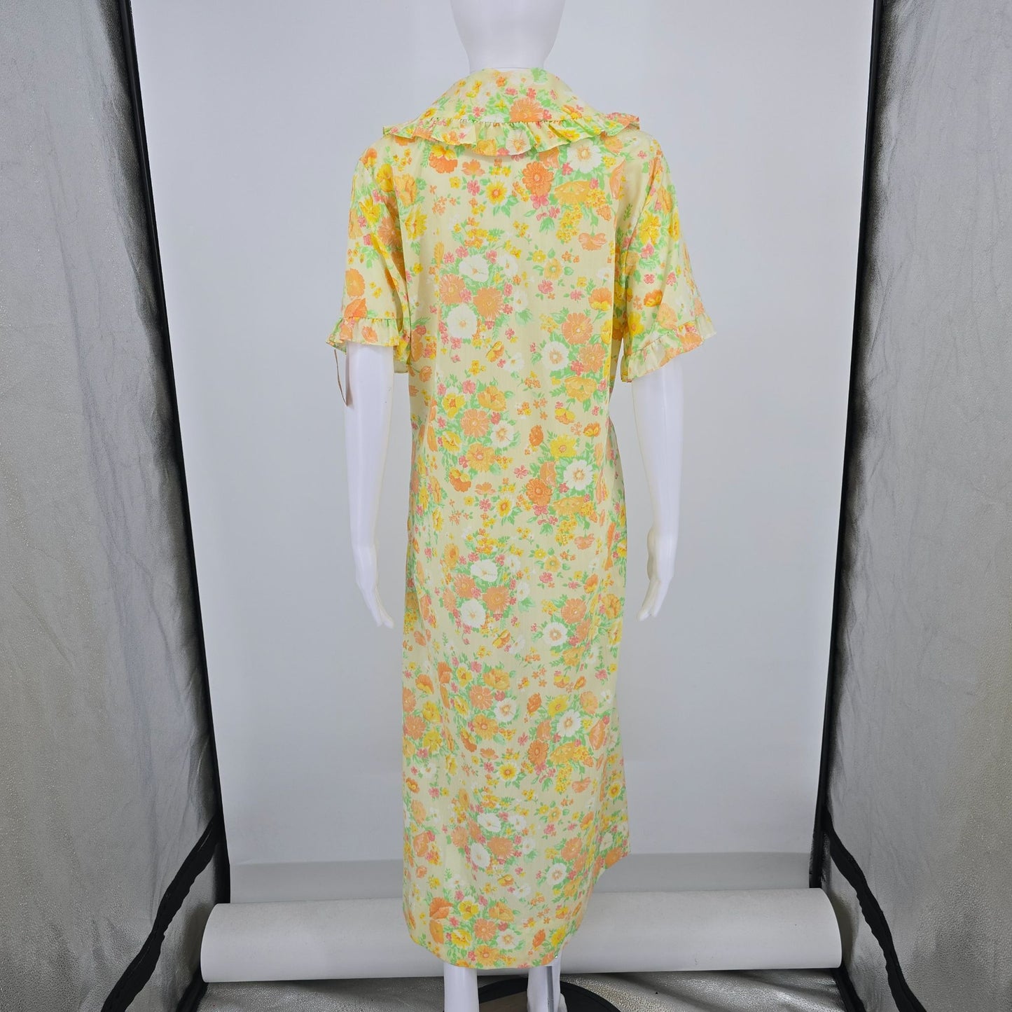 Vintage 1970s Yellow Floral ZIp Front Empire Waist House Dress/Hostess Robe (L)