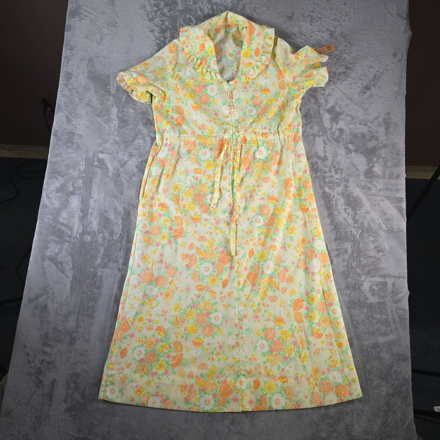 Vintage 1970s Yellow Floral ZIp Front Empire Waist House Dress/Hostess Robe (L)