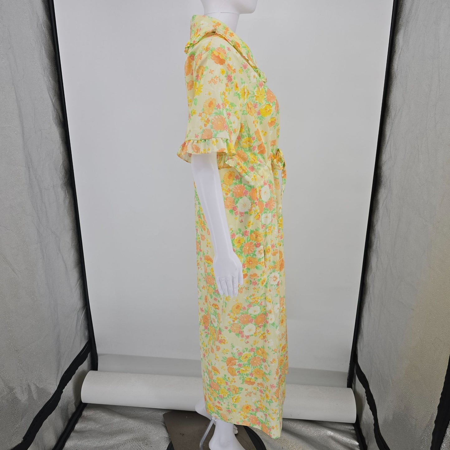 Vintage 1970s Yellow Floral ZIp Front Empire Waist House Dress/Hostess Robe (L)