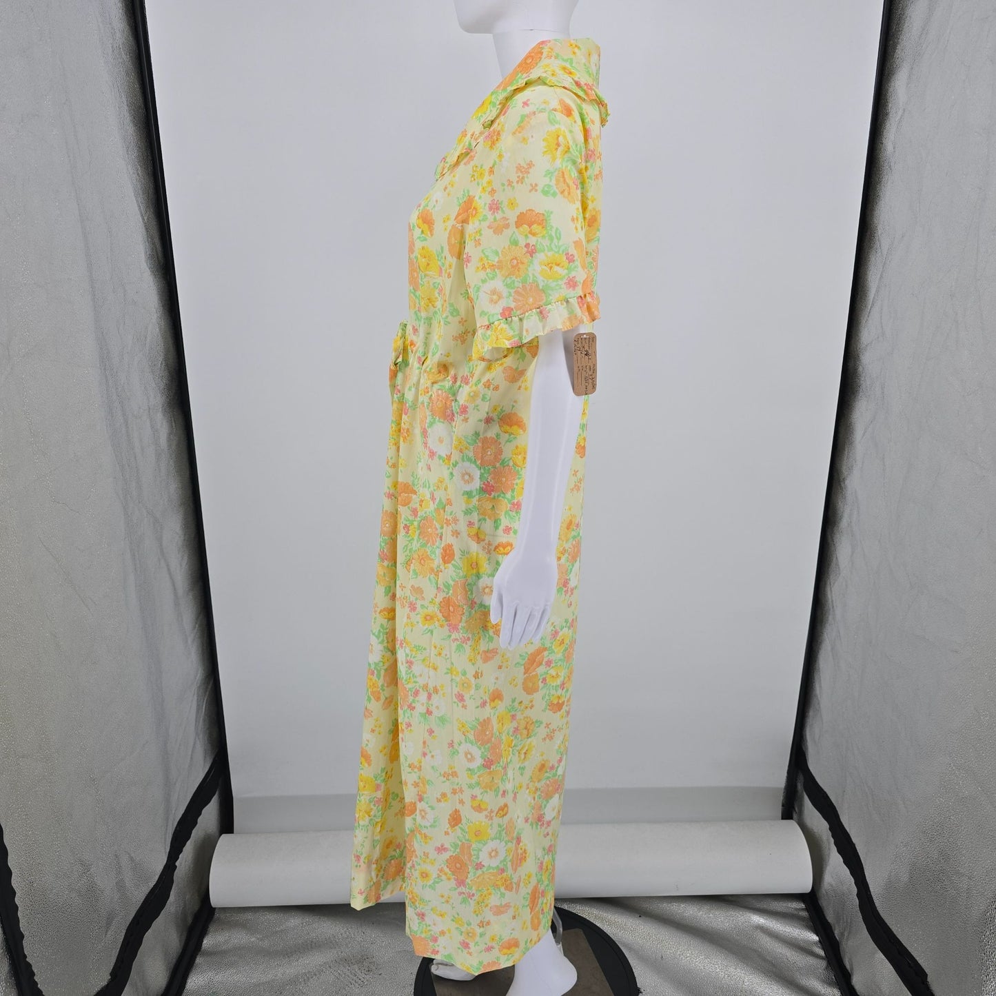 Vintage 1970s Yellow Floral ZIp Front Empire Waist House Dress/Hostess Robe (L)