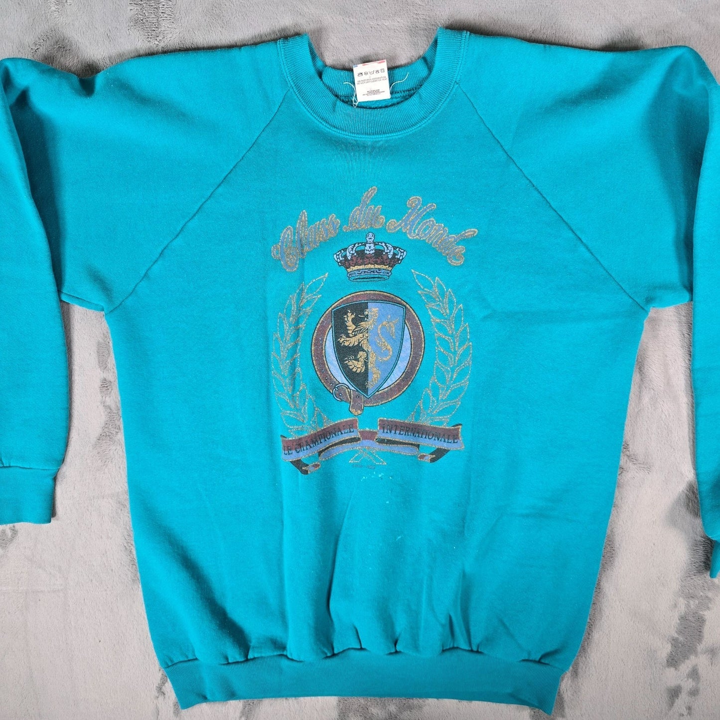 Vintage 1990s Fruit of the Loom "Class Du Monde" Raglan Sleeve Sweatshirt (L/XL)