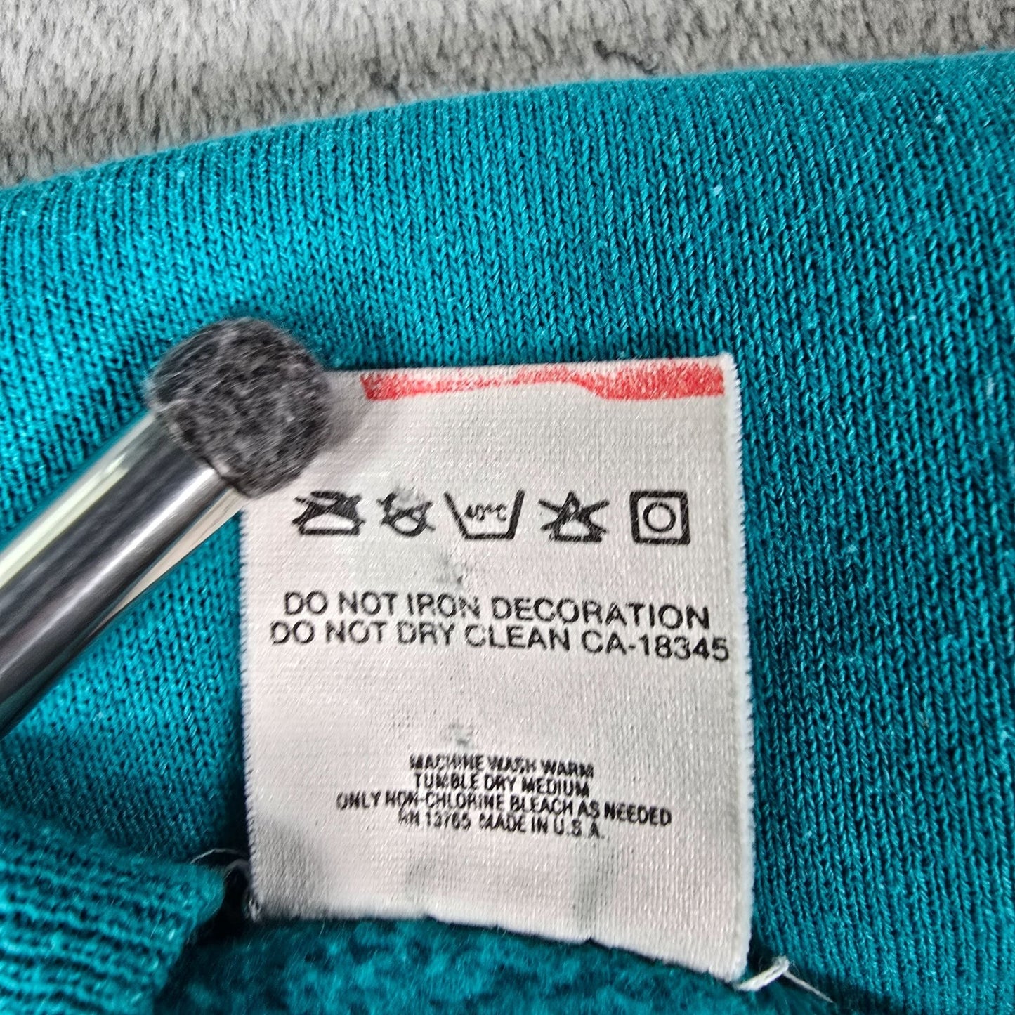 Vintage 1990s Fruit of the Loom "Class Du Monde" Raglan Sleeve Sweatshirt (L/XL)