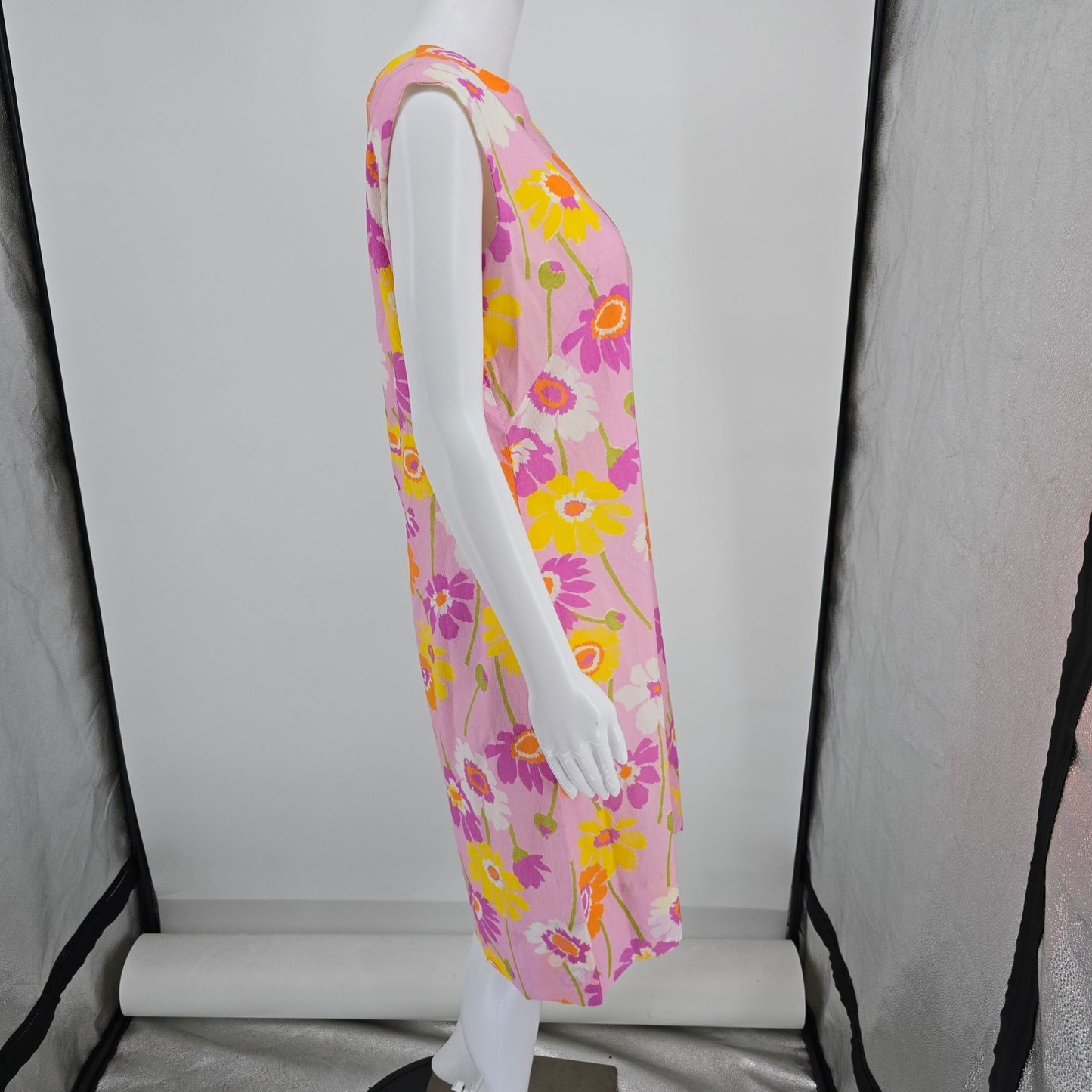 Vintage 1960s Contessa Mod Daisy Print Flower Power Sleeveless Shift Dress (L)