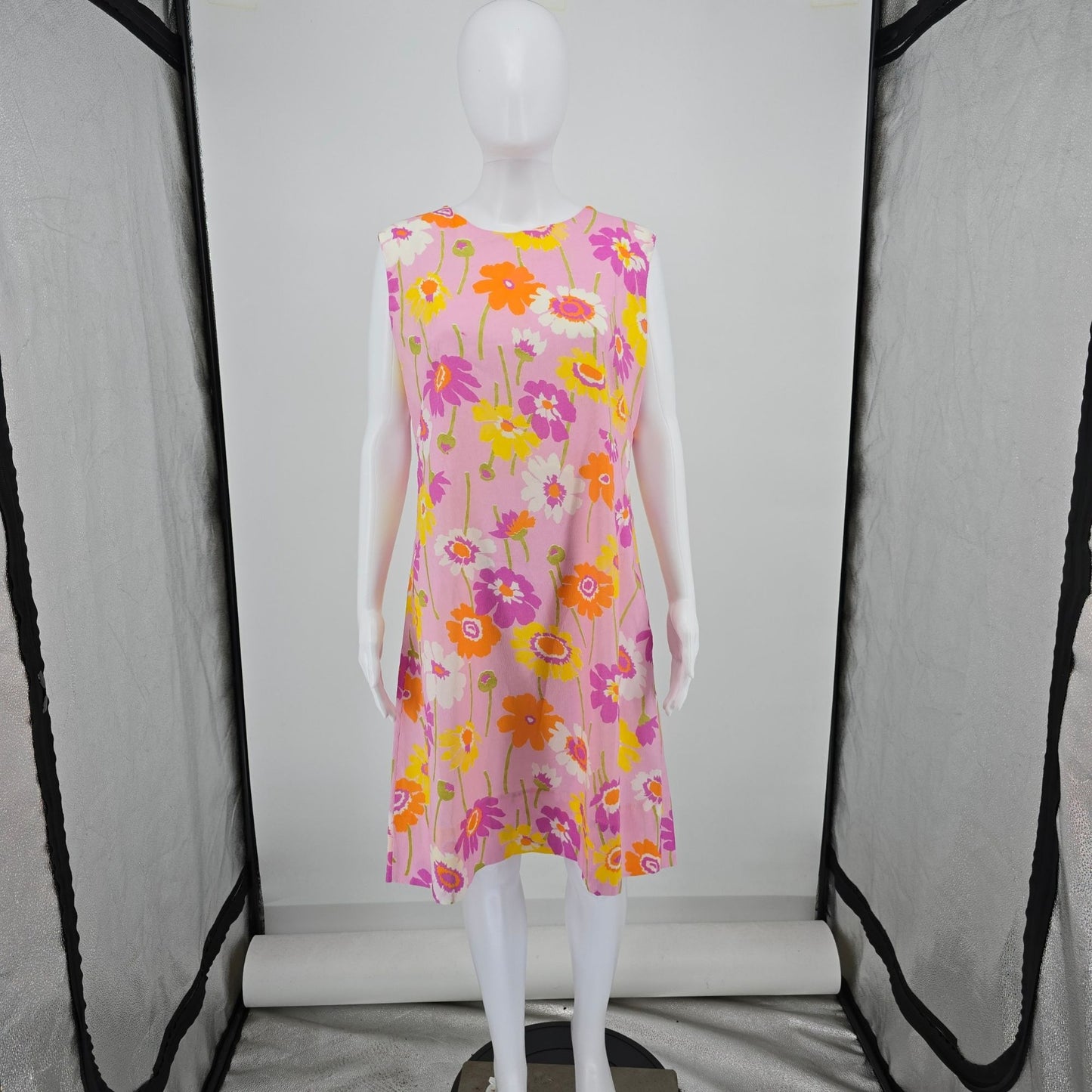 Vintage 1960s Contessa Mod Daisy Print Flower Power Sleeveless Shift Dress (L)