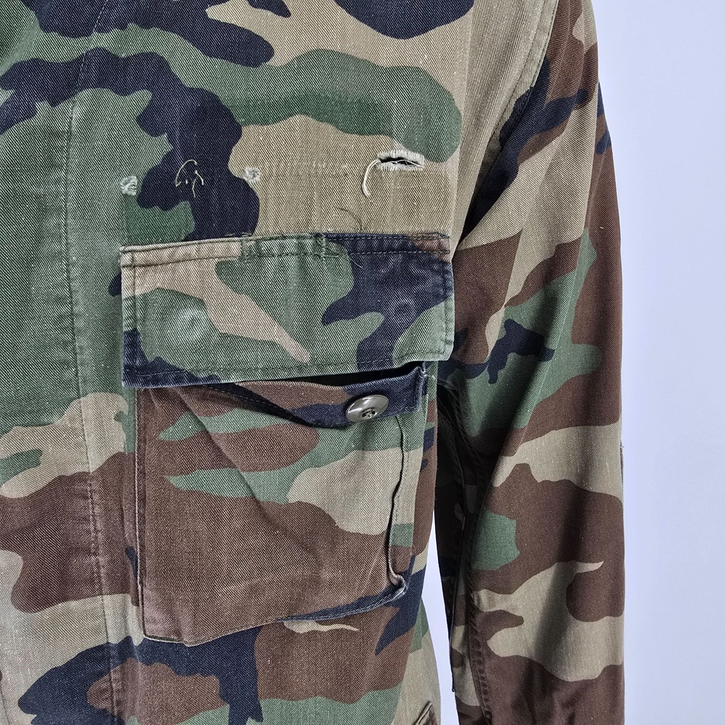 Vintage 1980s U.S. Army Woodland BDU Camouflage Combat Jacket (Medium Long)