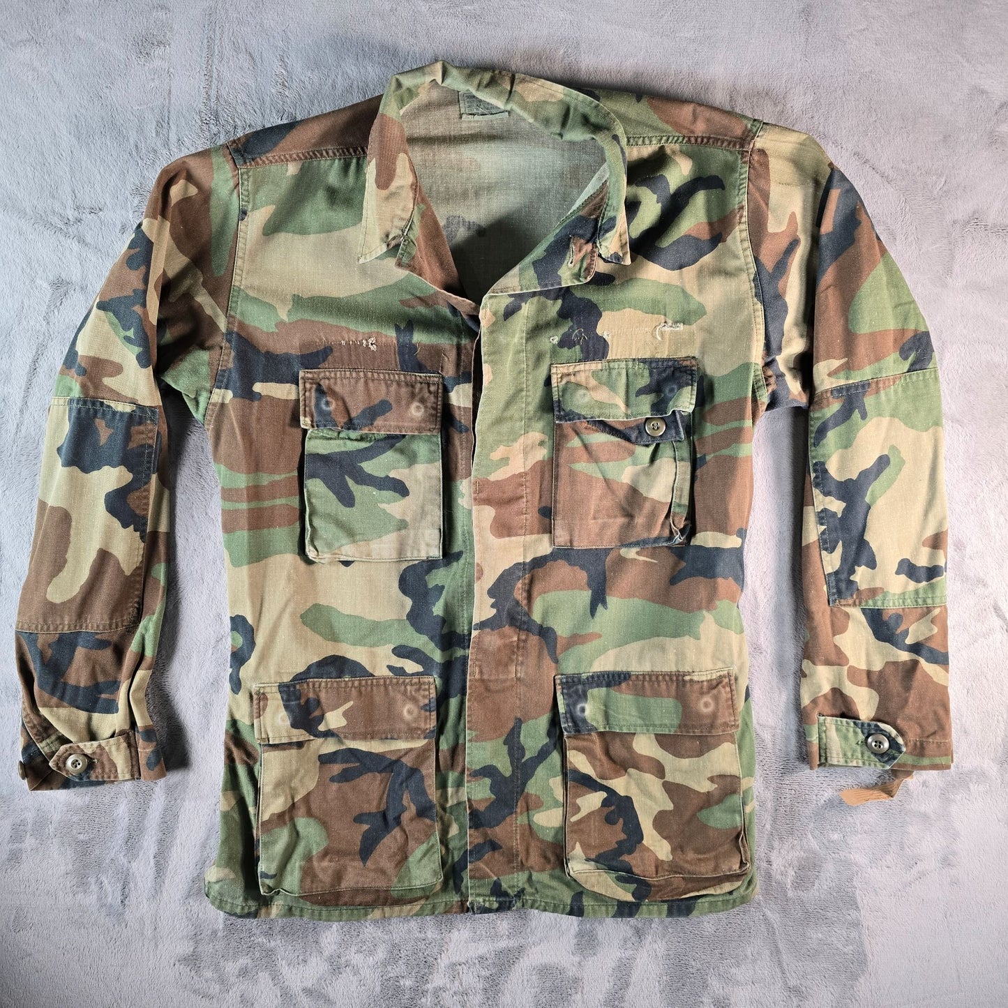 Vintage 1980s U.S. Army Woodland BDU Camouflage Combat Jacket (Medium Long)