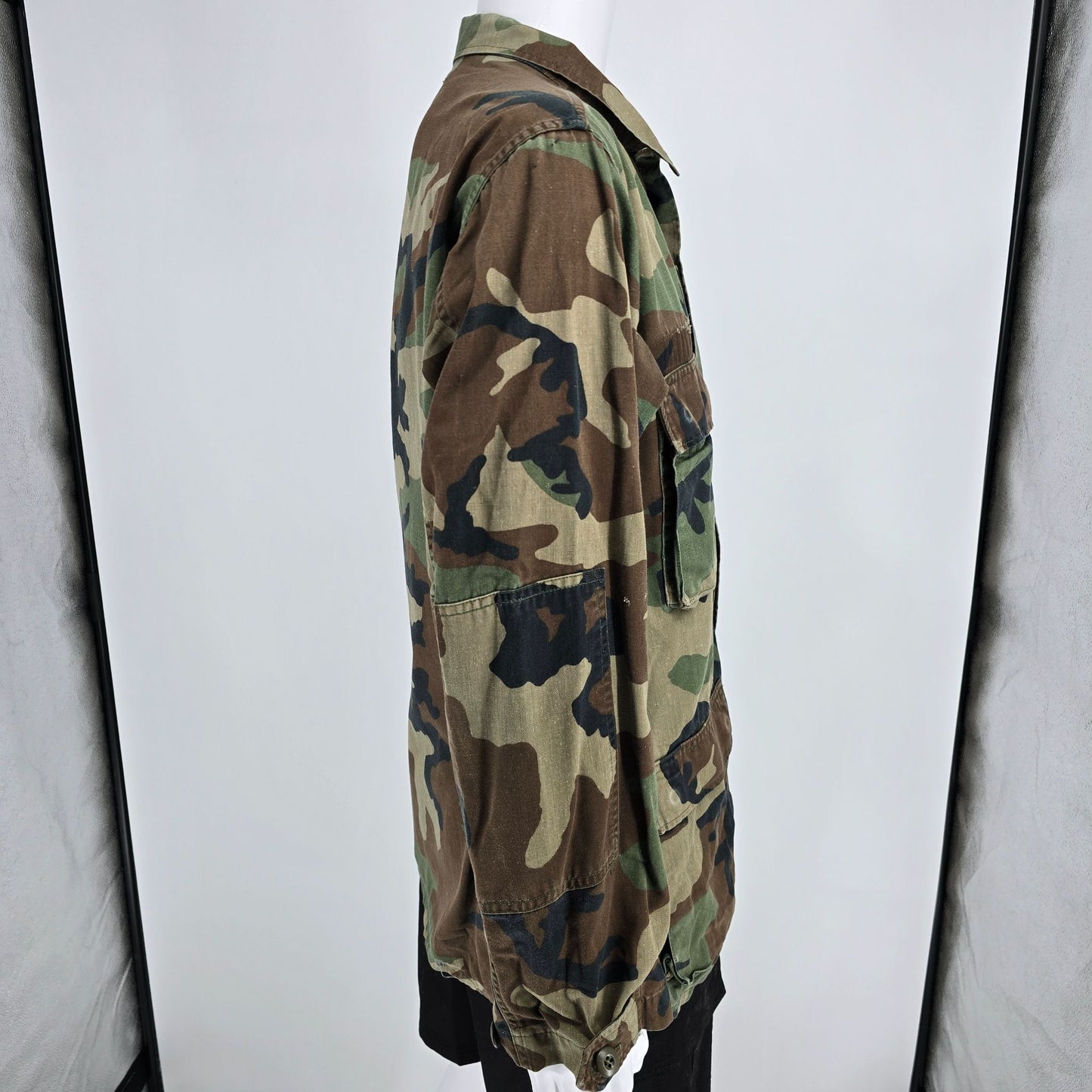 Vintage 1980s U.S. Army Woodland BDU Camouflage Combat Jacket (Medium Long)