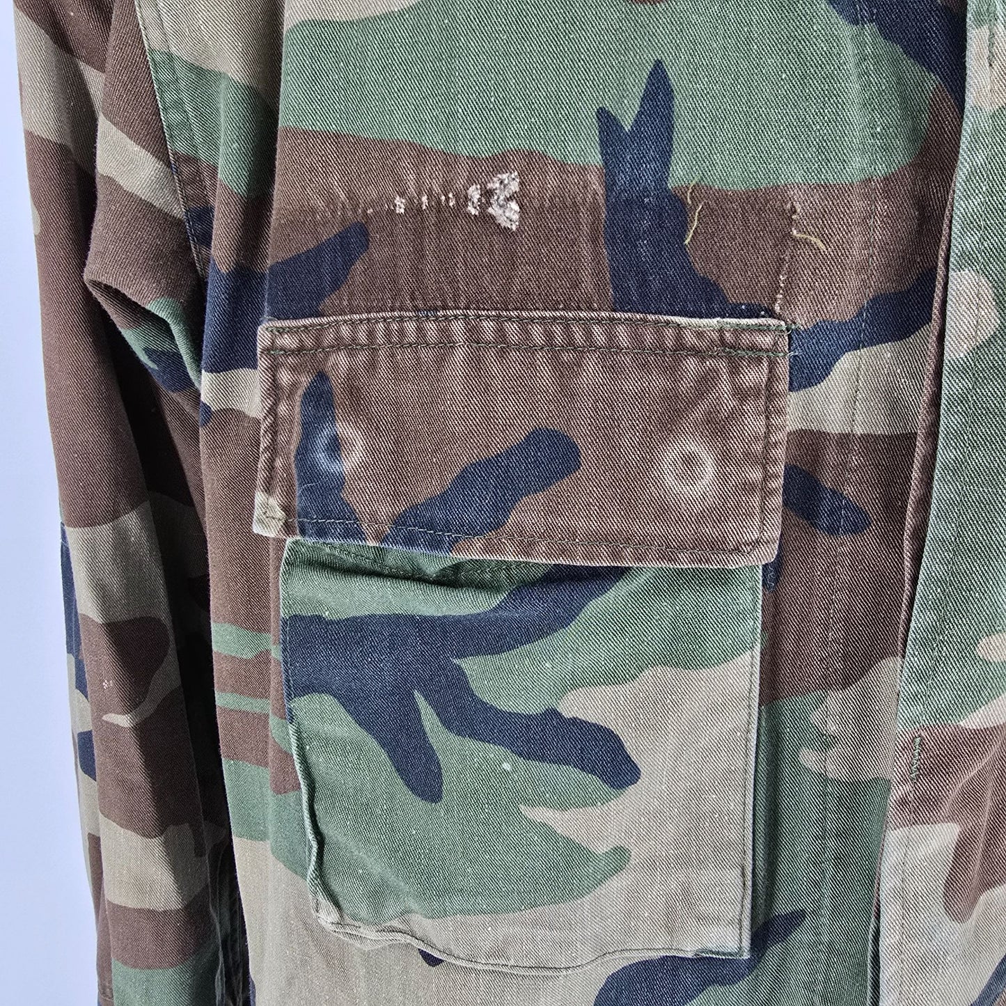 Vintage 1980s U.S. Army Woodland BDU Camouflage Combat Jacket (Medium Long)