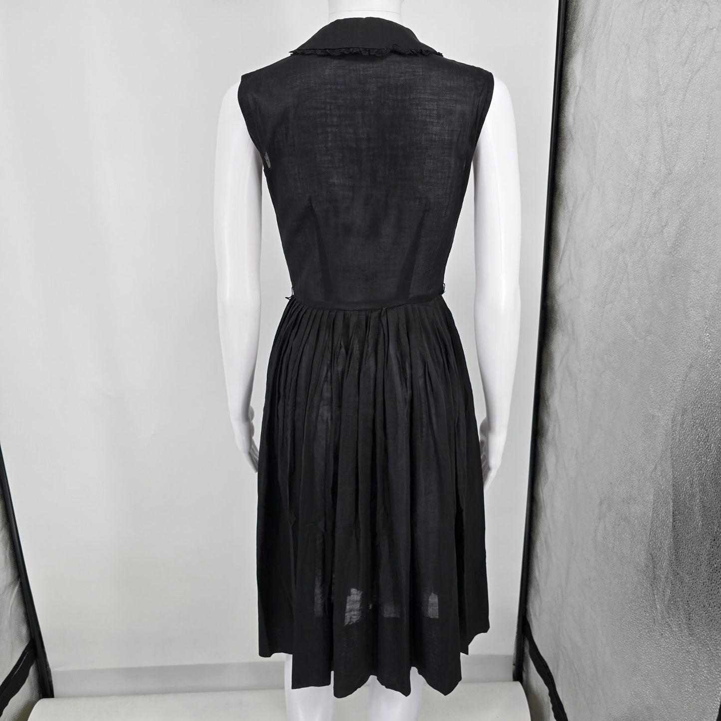 Vintage 1950s Gilden Juniors Black Sleeveless Fit and Flare Day Dress (XS) *Fair