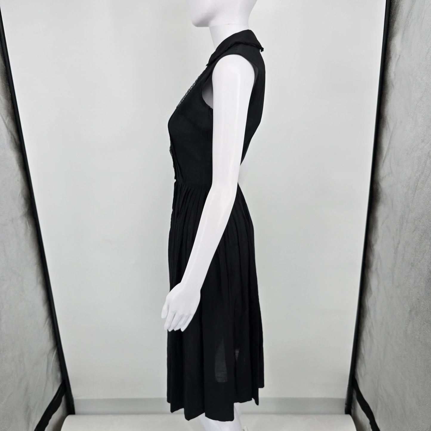 Vintage 1950s Gilden Juniors Black Sleeveless Fit and Flare Day Dress (XS) *Fair